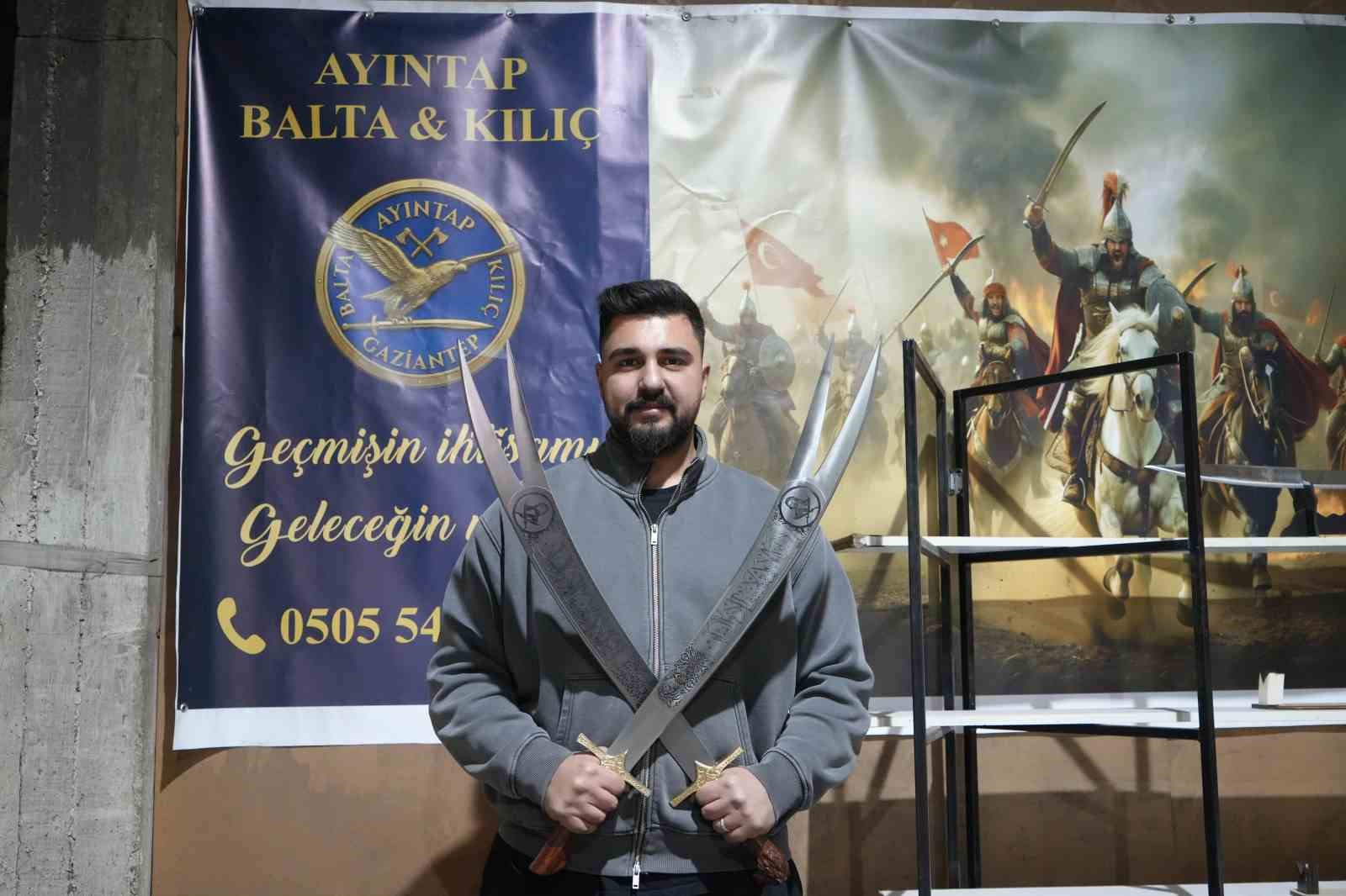 Filmlerden esinlenen genç, ata mesleği olan kılıç ustalığını sürdürüyor
