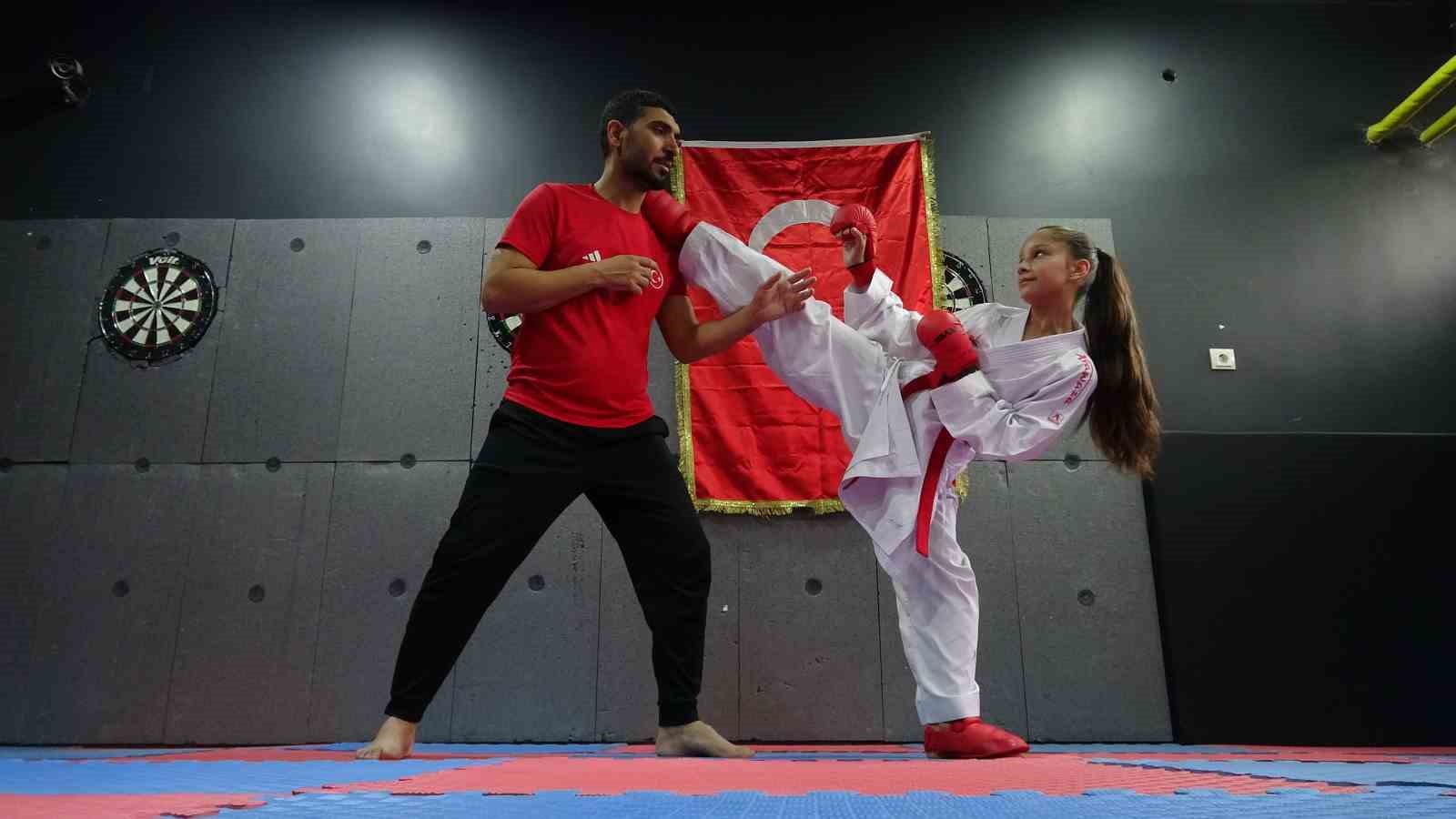 Filmlerden etkilendi, karatede şampiyon oldu
