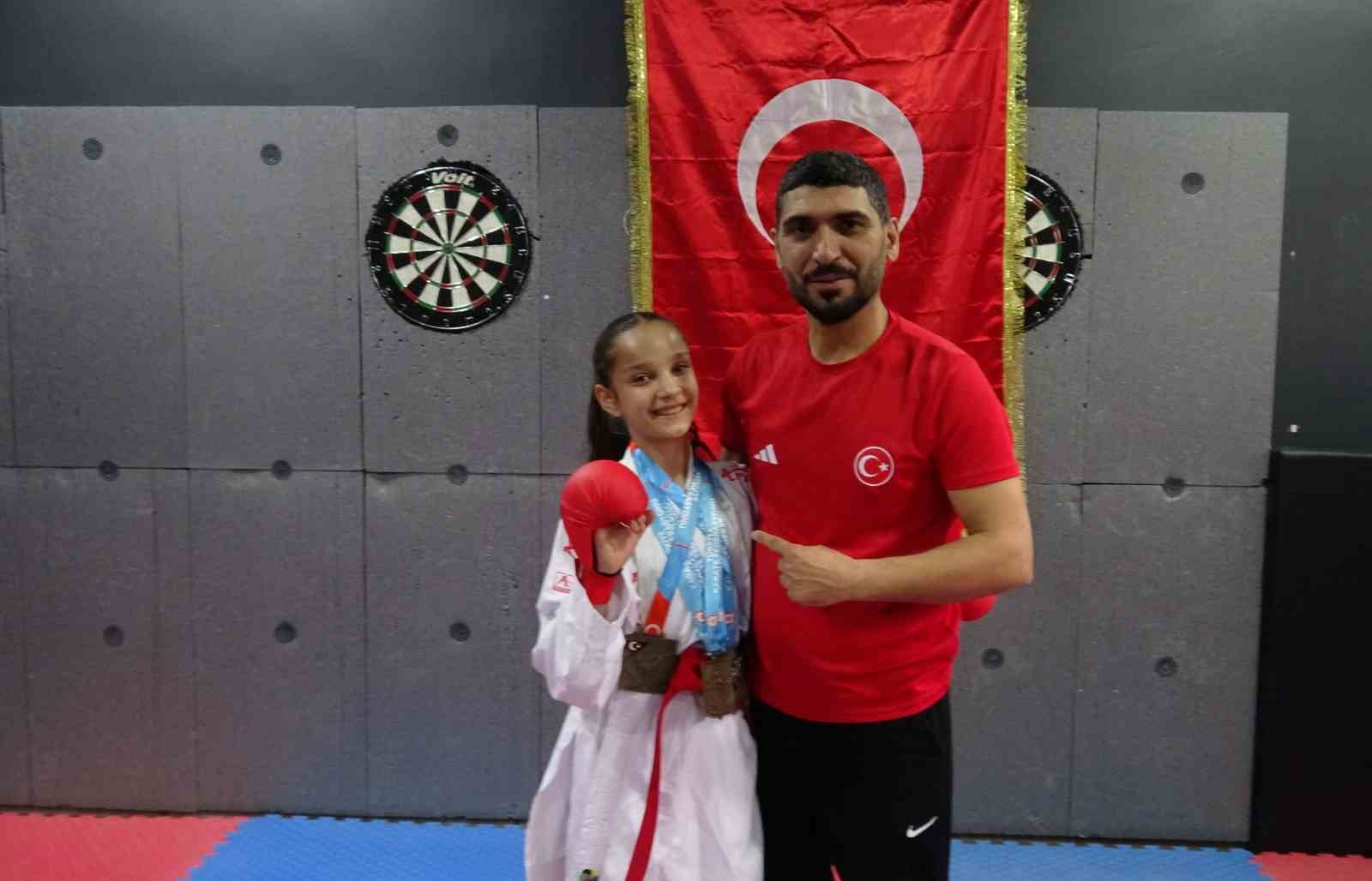 Filmlerden etkilendi, karatede şampiyon oldu
