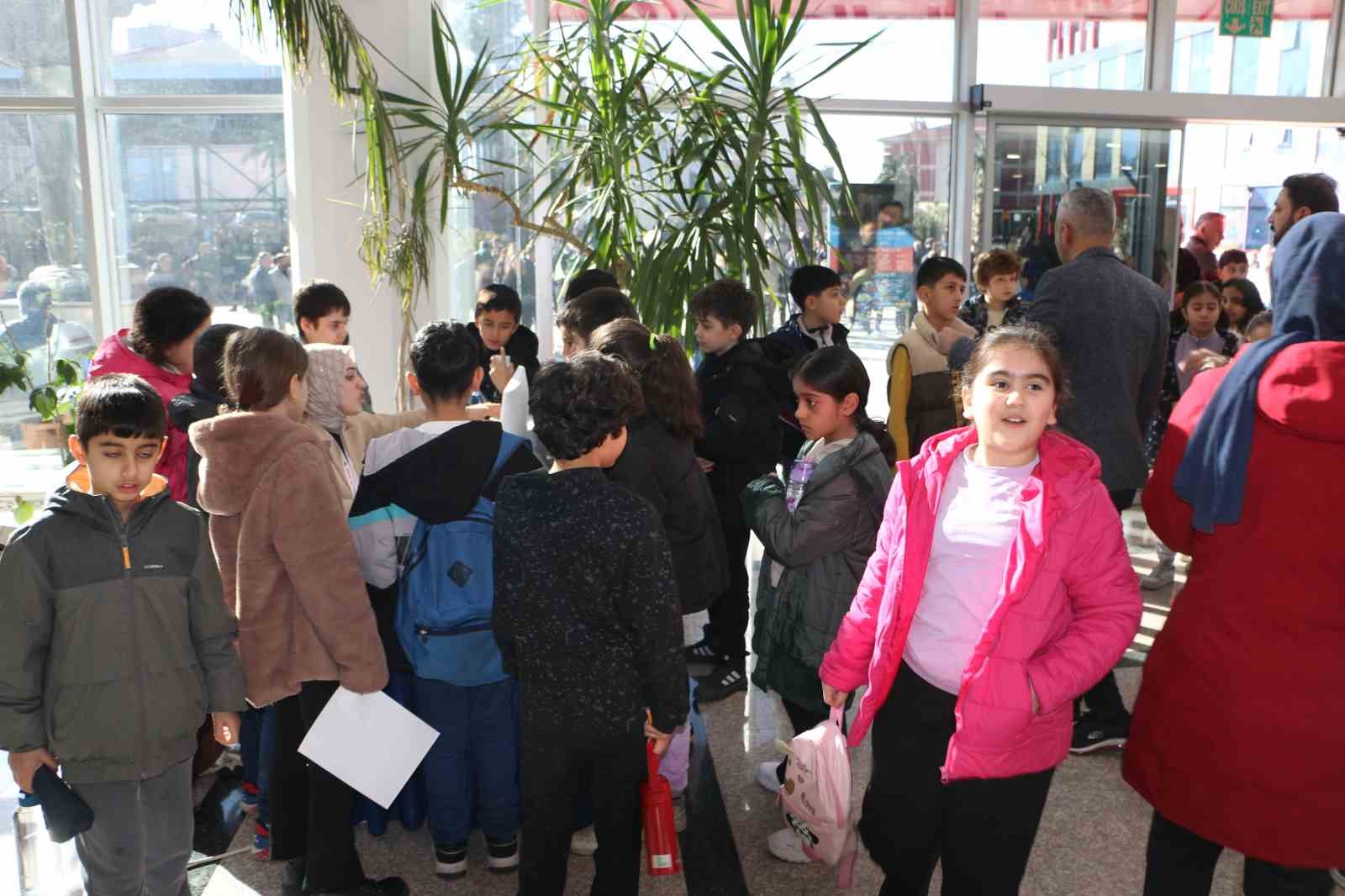 Final Okulları bursluluk sınavına 5 bin öğrenci katıldı
