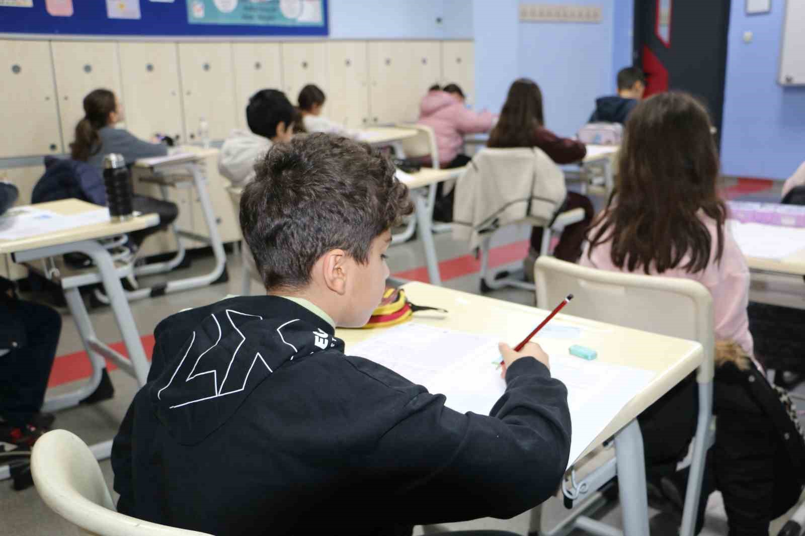 Final Okulları bursluluk sınavına 5 bin öğrenci katıldı
