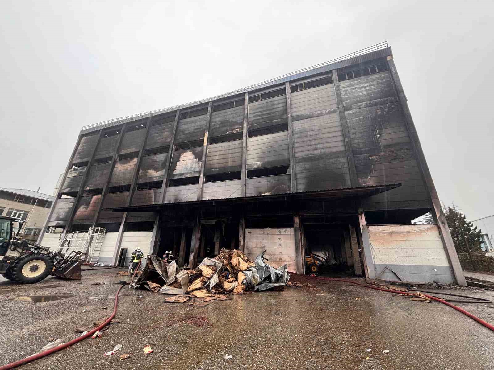 Fındık fabrikasındaki yangında soğutma çalışmaları sürüyor
