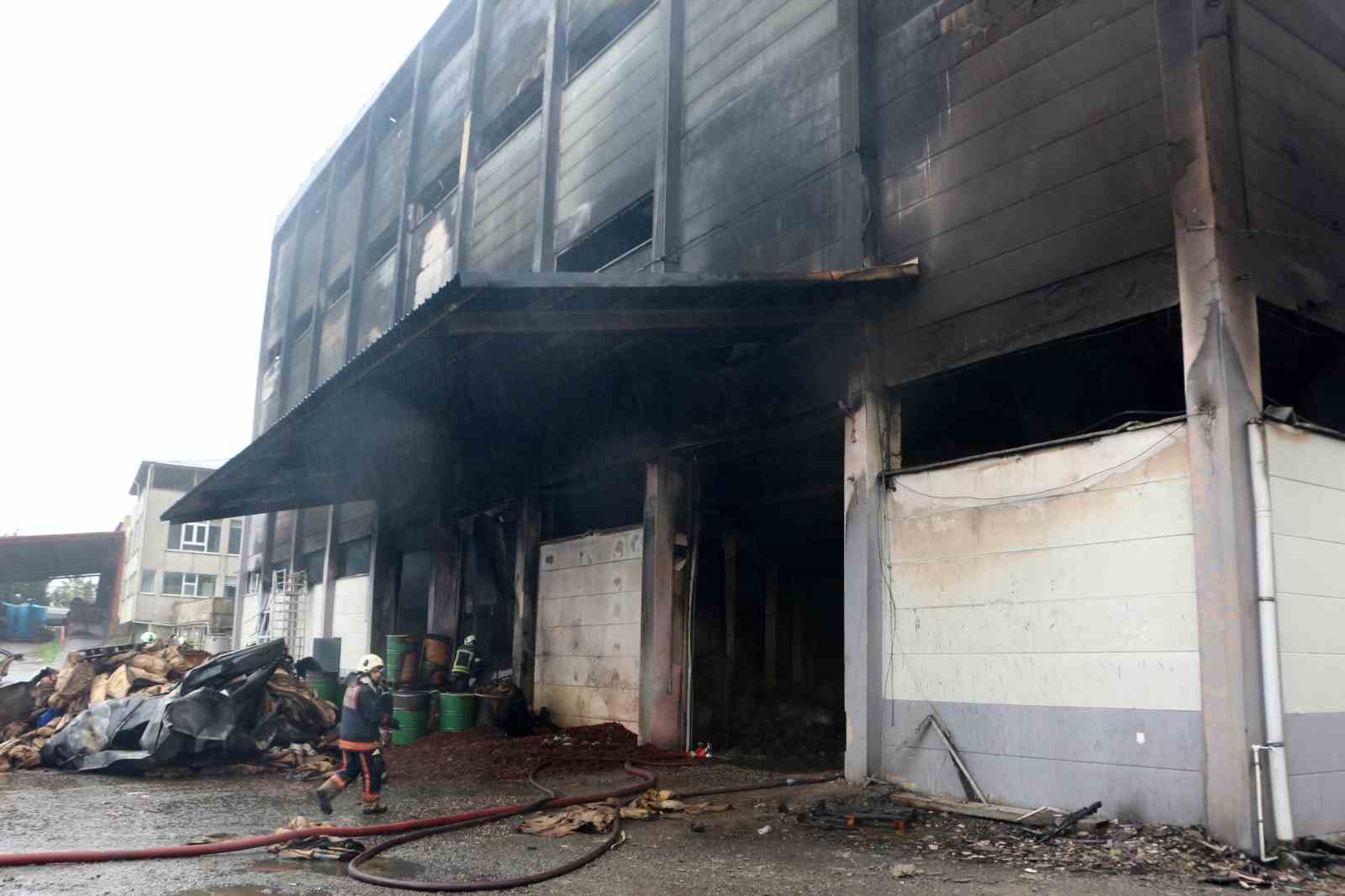 Fındık fabrikasındaki yangında soğutma çalışmaları sürüyor
