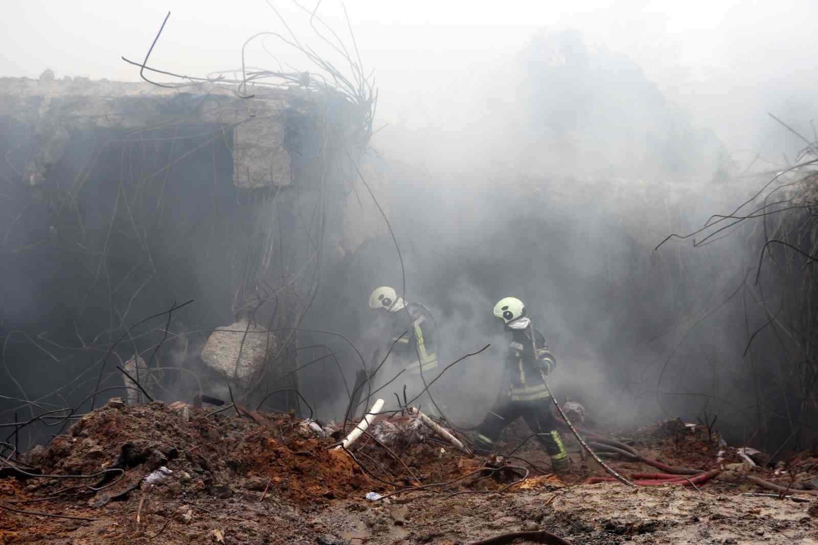 Fındık fabrikasındaki yangında soğutma çalışmaları sürüyor
