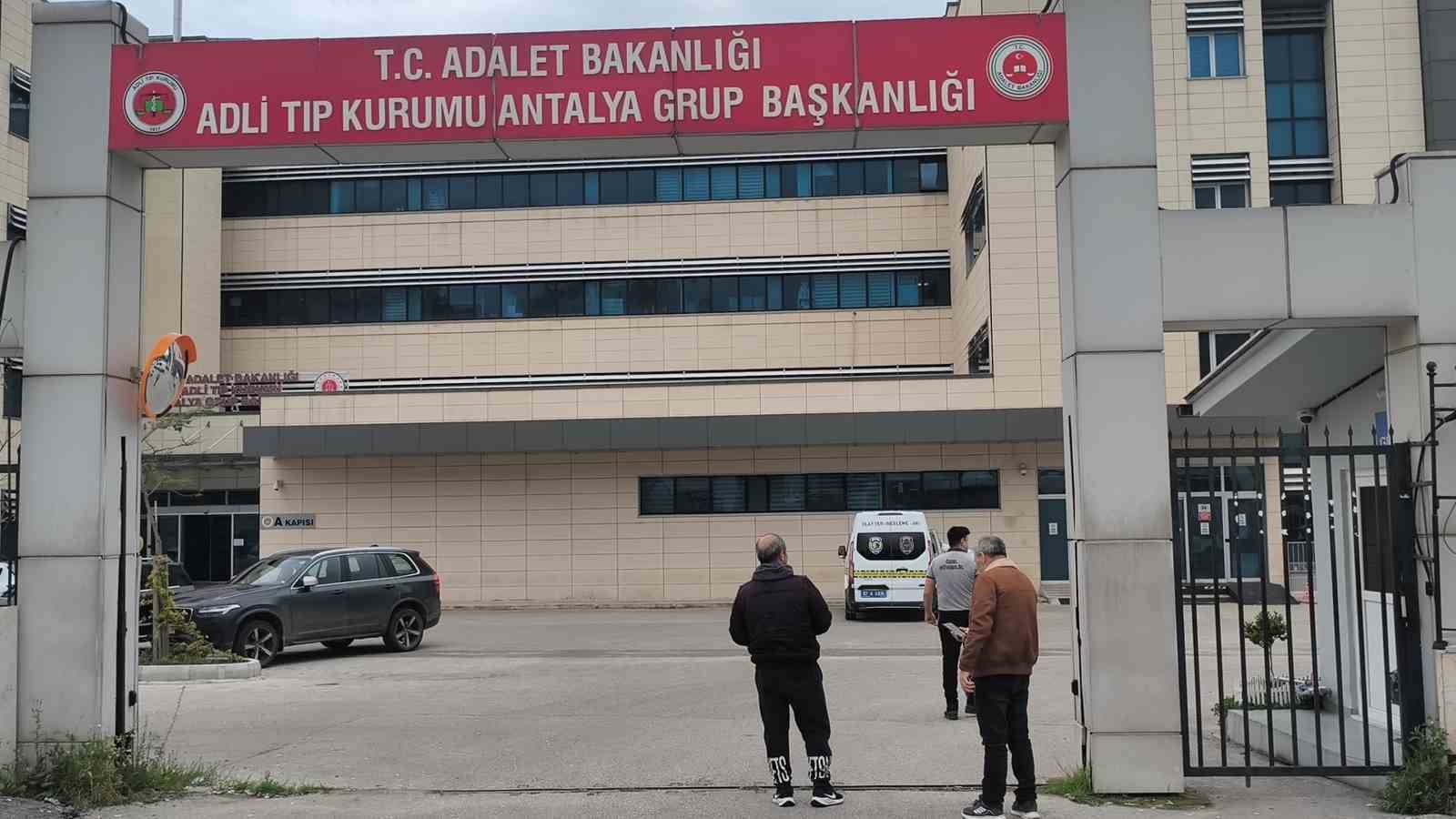 Finike-Kumluca yolunda kaza: 1 ölü, 5 yaralı
Finike-Kumluca yolunda kaza: 1 ölü, 5 yaralı