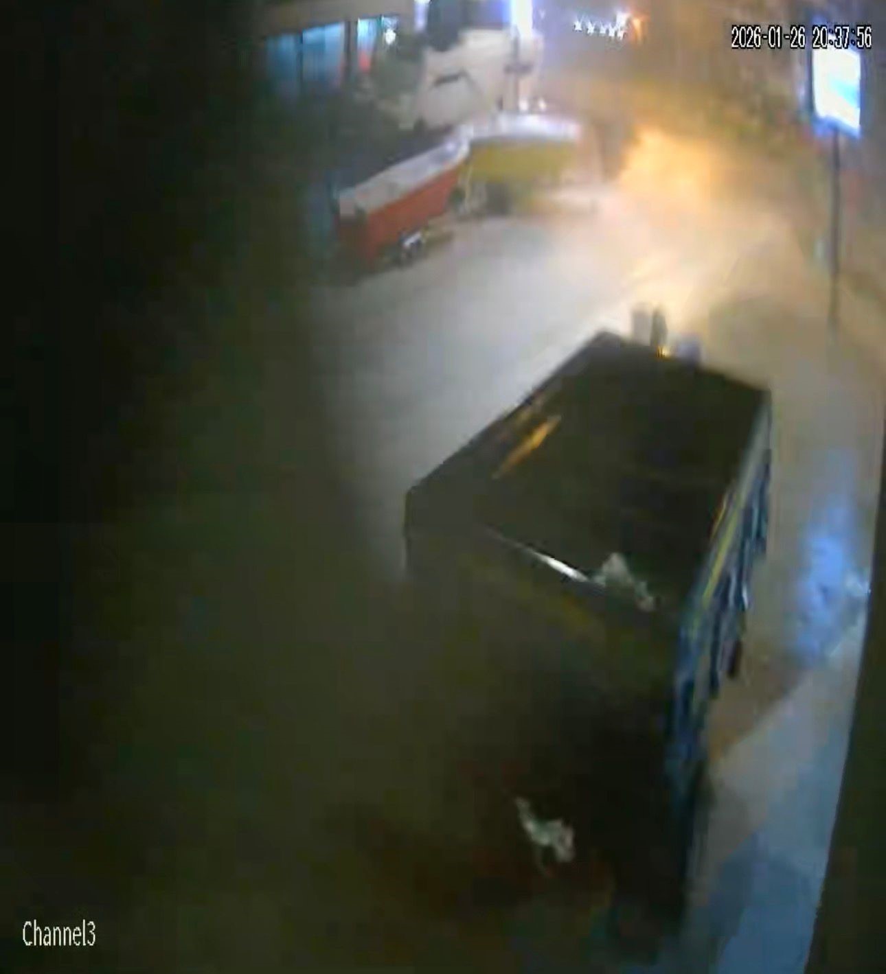 Finike’de hortumun römorku yerinden oynattığı anlar güvenlik kamerasında
