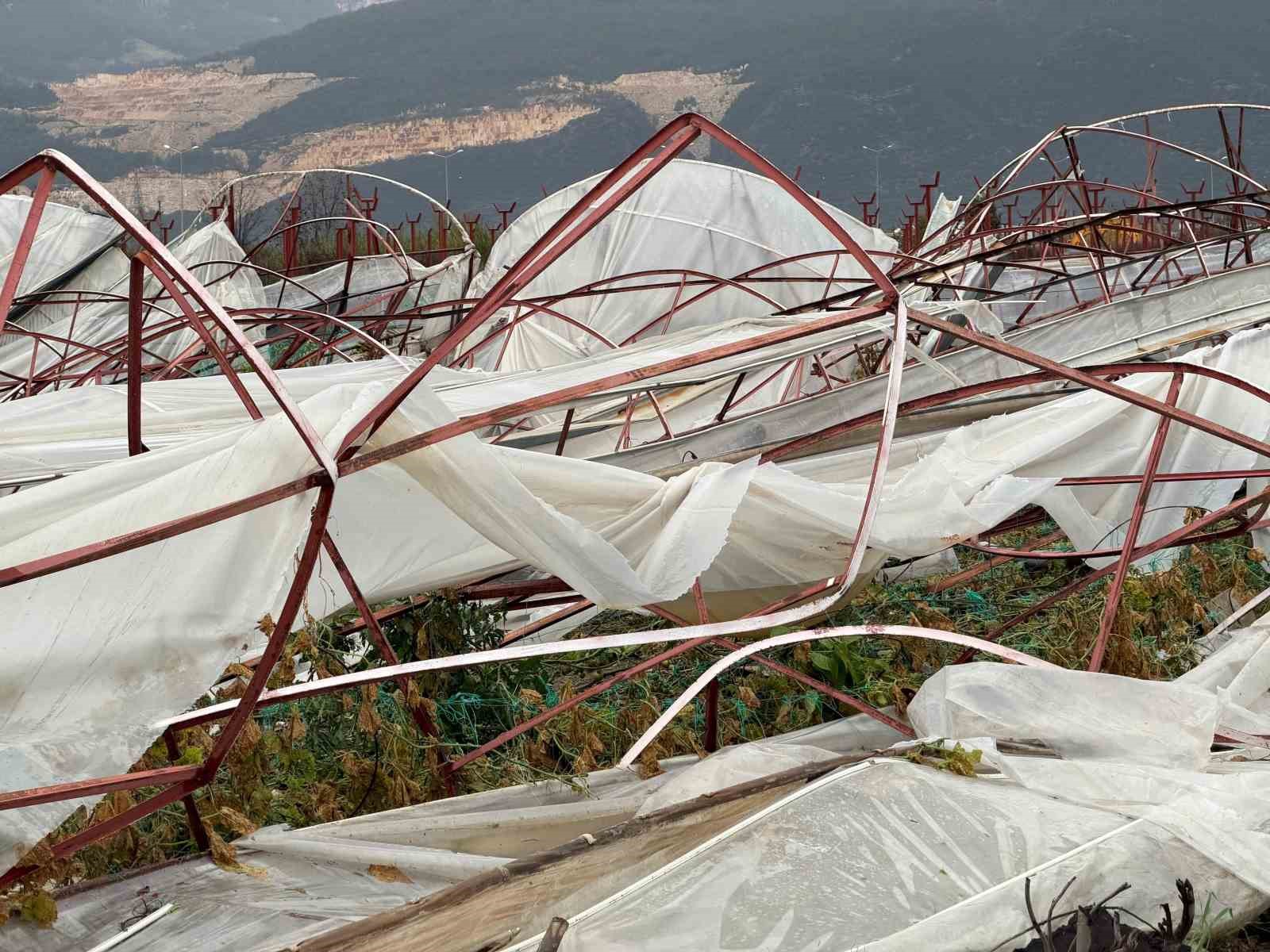 Finike’de hortumun verdiği hasar gündüz ortaya çıktı
