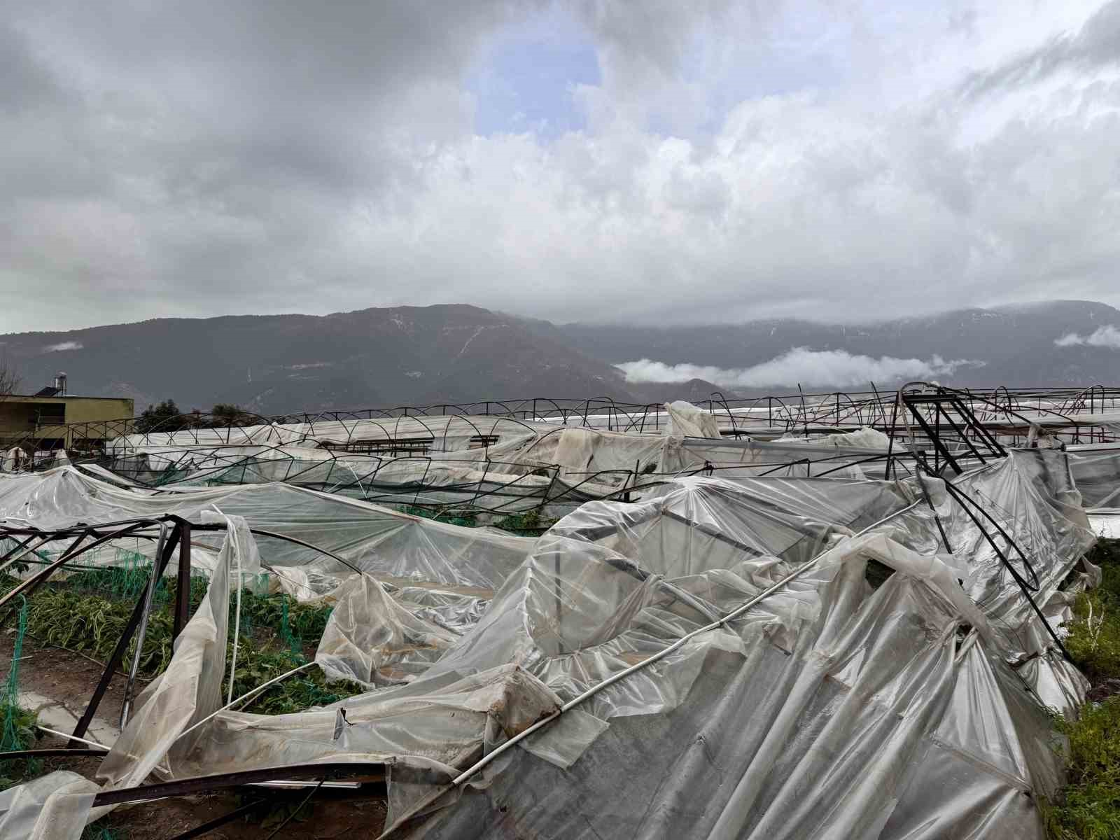 Finike’de hortumun verdiği hasar gündüz ortaya çıktı
