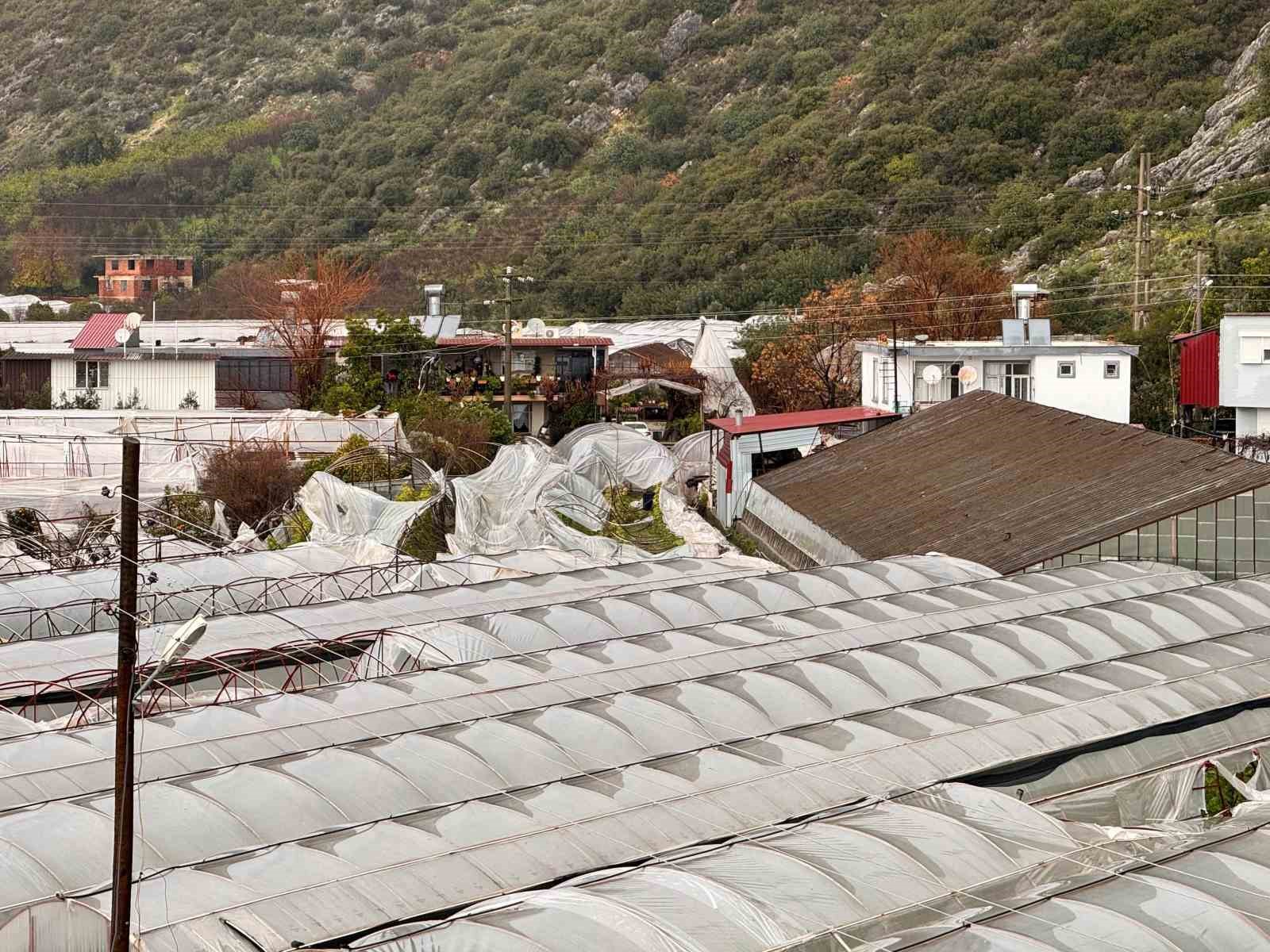 Finike’de hortumun verdiği hasar gündüz ortaya çıktı
