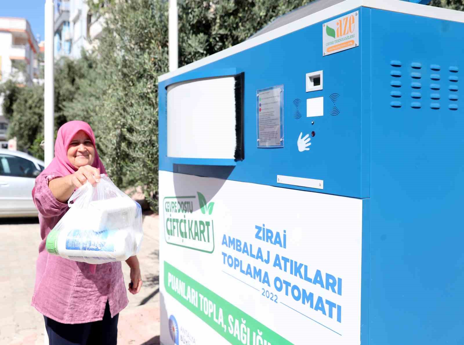 Finikeli kadınlara ‘Çevre Dostu Çiftçi Kart’ tanıtıldı
Finikeli kadınlara ‘Çevre Dostu Çiftçi Kart’ tanıtıldı