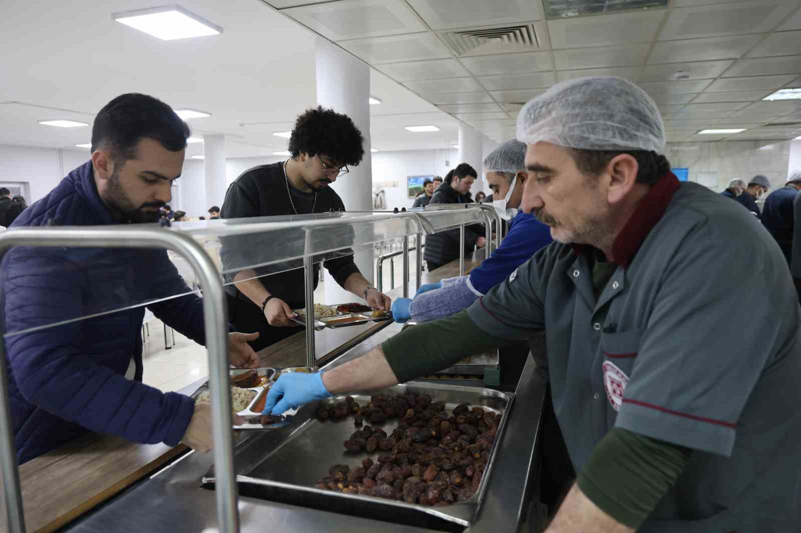 Fırat Üniversitesi’nde öğrenciler Ramazan ayında anne yemekleriyle iftarını açıyor
