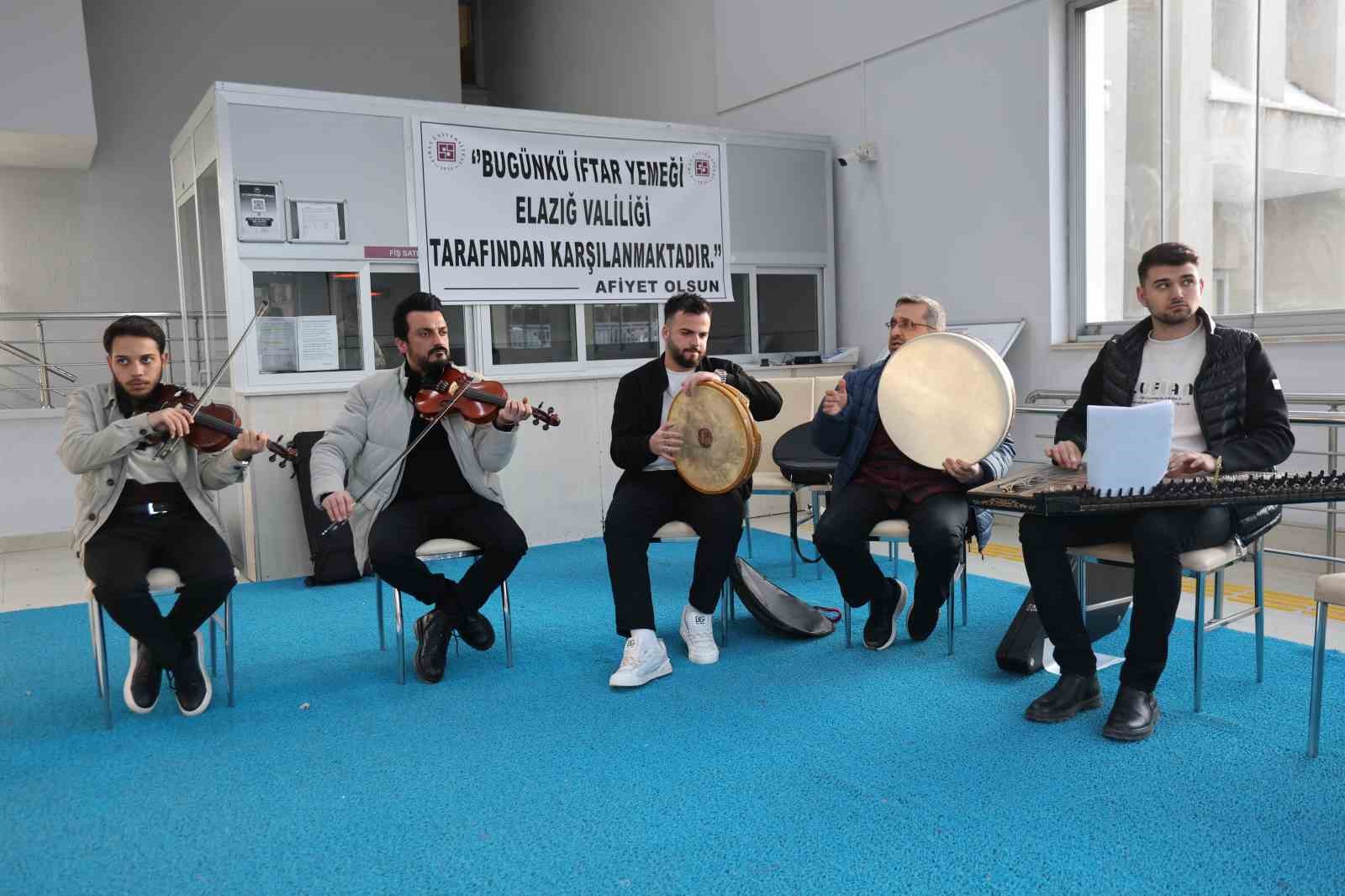 Fırat Üniversitesi’nde öğrenciler Ramazan ayında anne yemekleriyle iftarını açıyor
