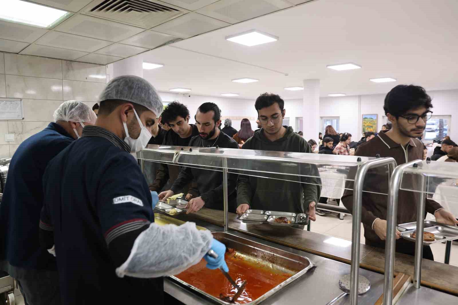 Fırat Üniversitesi’nde öğrenciler Ramazan ayında anne yemekleriyle iftarını açıyor
