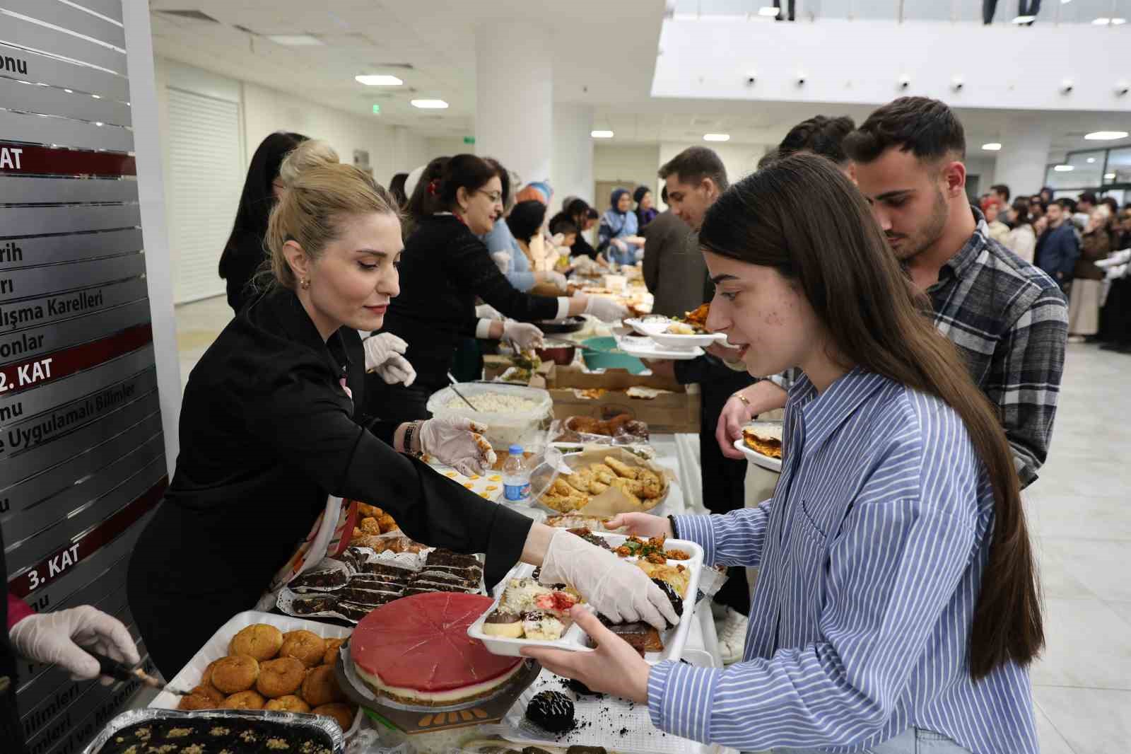Fırat Üniversitesi’nde sınav öncesi öğrencilere 150 çeşit ev yemeği ikram edildi
Fırat Üniversitesi’nde sınav öncesi öğrencilere 150 çeşit ev yemeği ikram edildi
