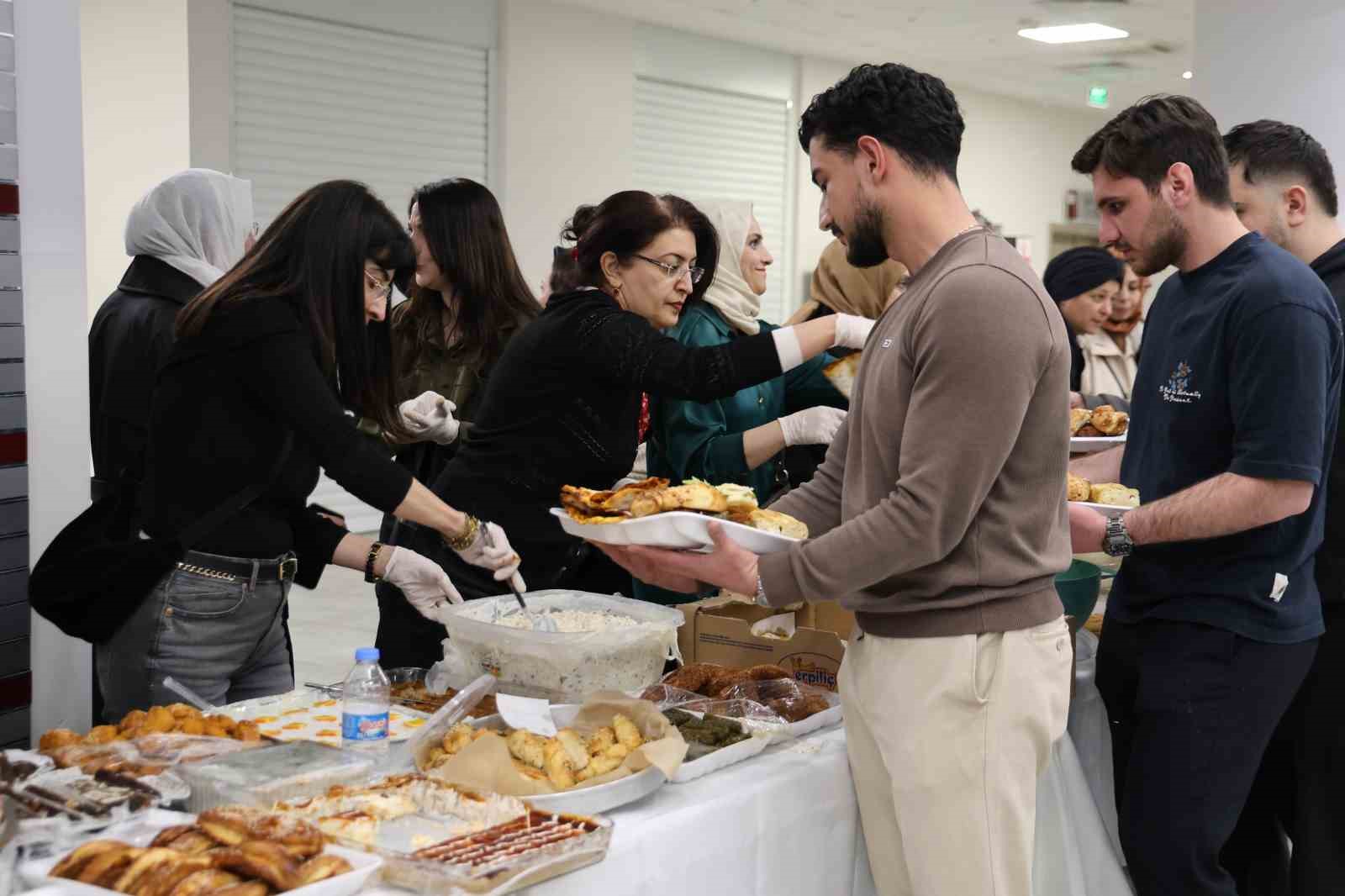 Fırat Üniversitesi’nde sınav öncesi öğrencilere 150 çeşit ev yemeği ikram edildi
Fırat Üniversitesi’nde sınav öncesi öğrencilere 150 çeşit ev yemeği ikram edildi