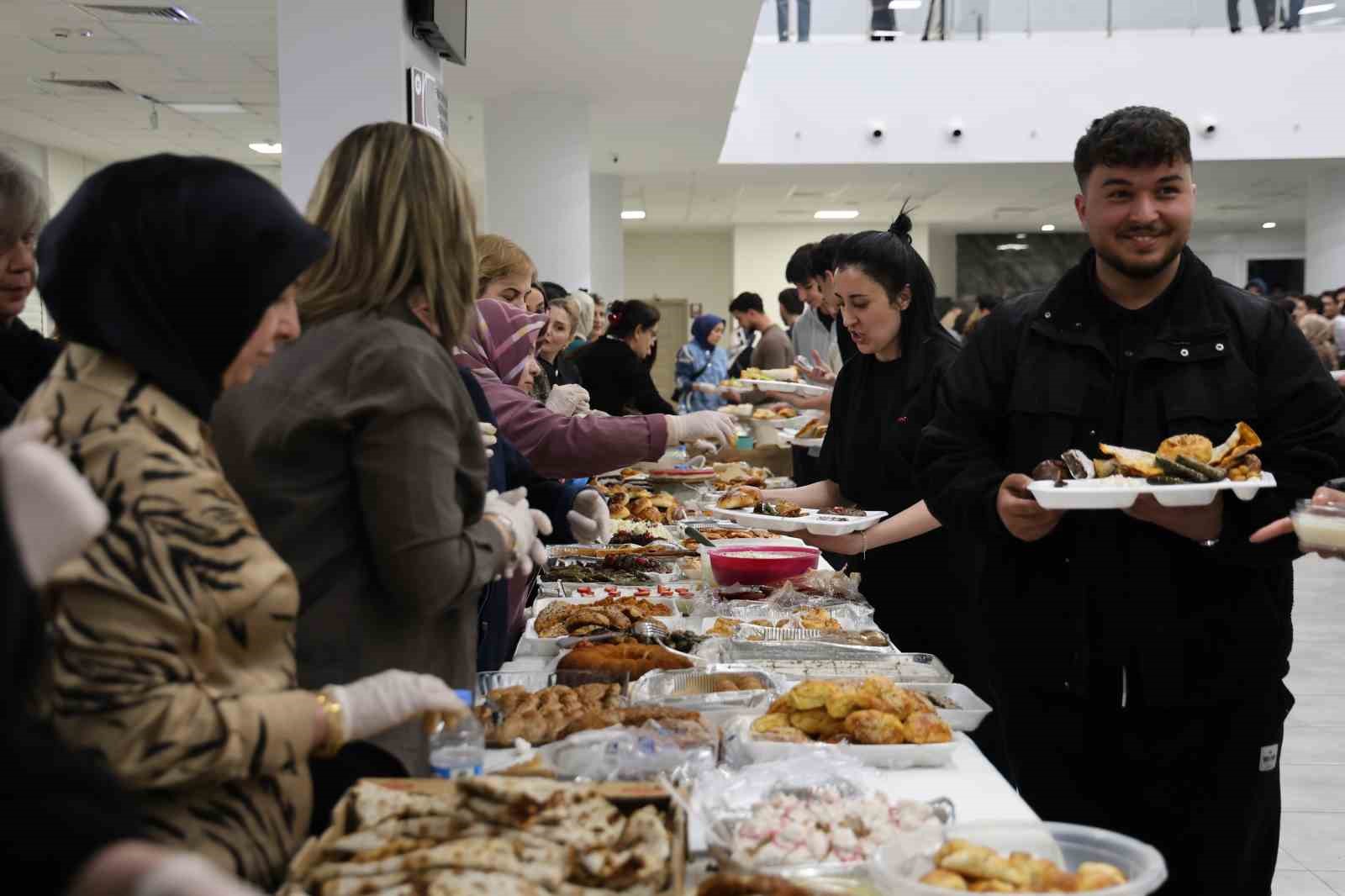 Fırat Üniversitesi’nde sınav öncesi öğrencilere 150 çeşit ev yemeği ikram edildi
Fırat Üniversitesi’nde sınav öncesi öğrencilere 150 çeşit ev yemeği ikram edildi