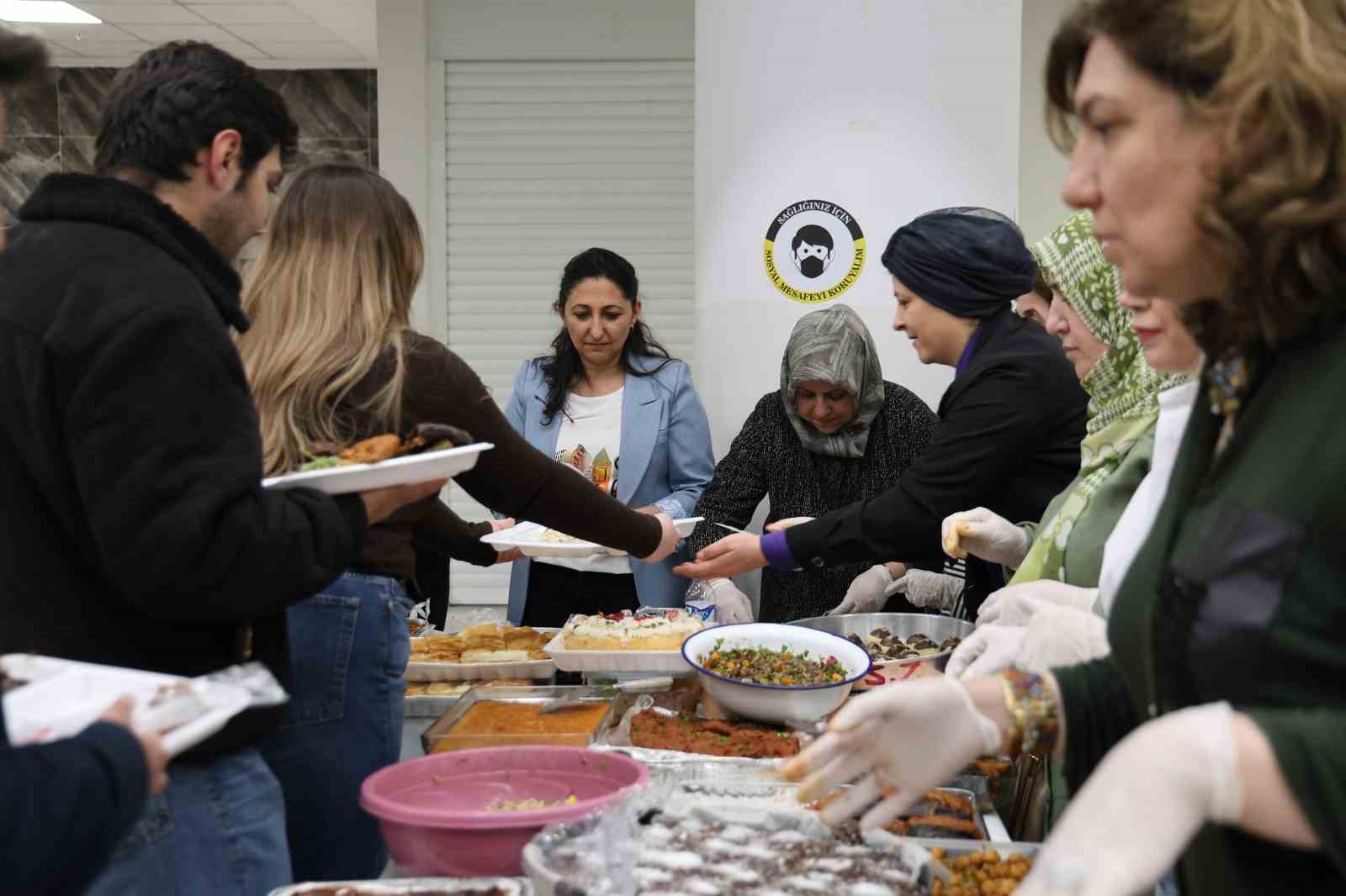Fırat Üniversitesi’nde sınav öncesi öğrencilere 150 çeşit ev yemeği ikram edildi
Fırat Üniversitesi’nde sınav öncesi öğrencilere 150 çeşit ev yemeği ikram edildi