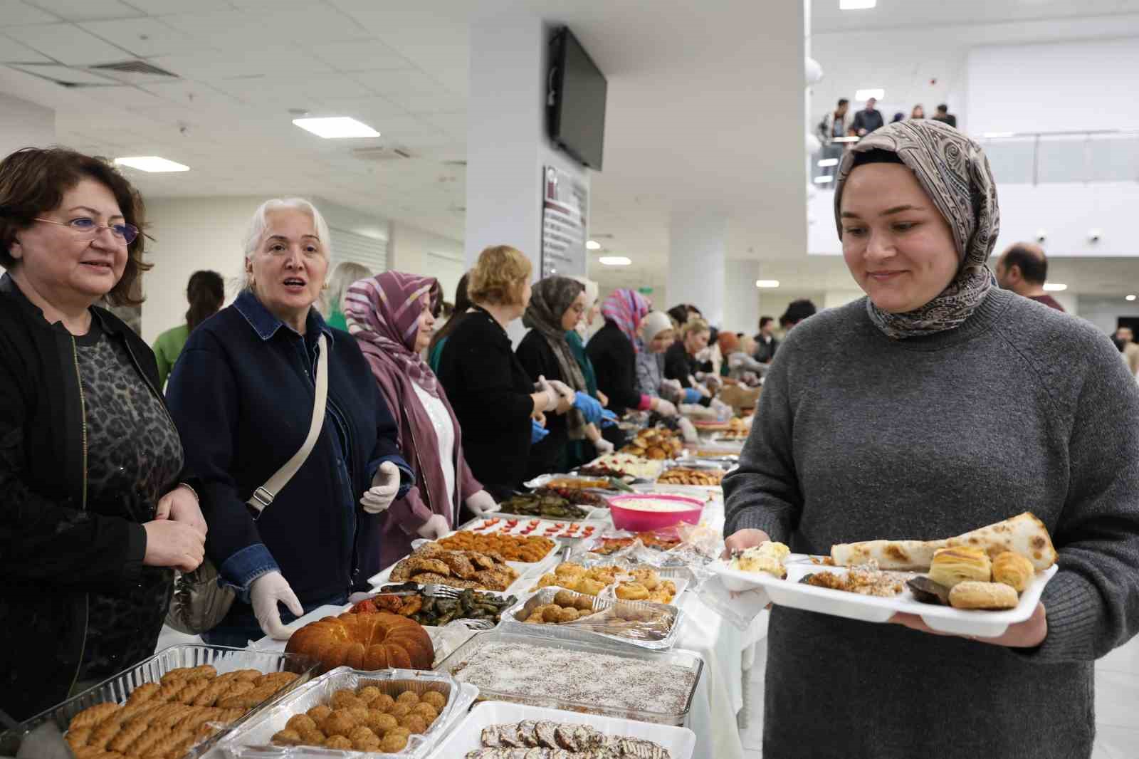 Fırat Üniversitesi’nde sınav öncesi öğrencilere 150 çeşit ev yemeği ikram edildi
Fırat Üniversitesi’nde sınav öncesi öğrencilere 150 çeşit ev yemeği ikram edildi