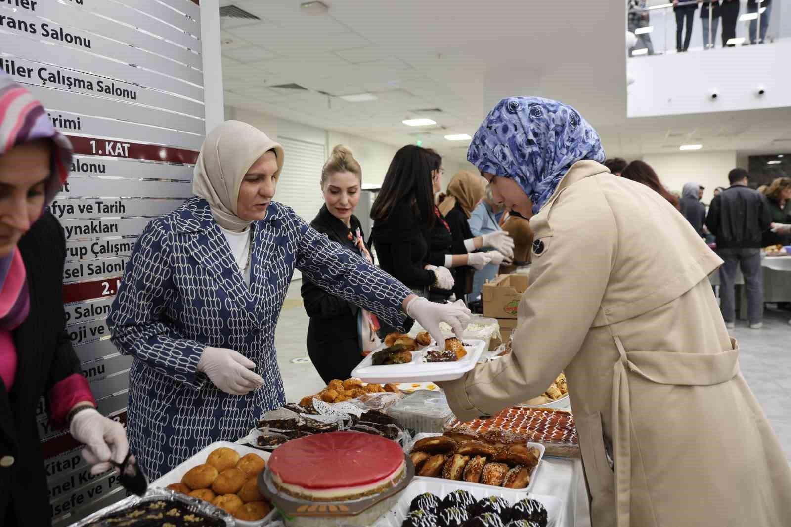Fırat Üniversitesi’nde sınav öncesi öğrencilere 150 çeşit ev yemeği ikram edildi
Fırat Üniversitesi’nde sınav öncesi öğrencilere 150 çeşit ev yemeği ikram edildi