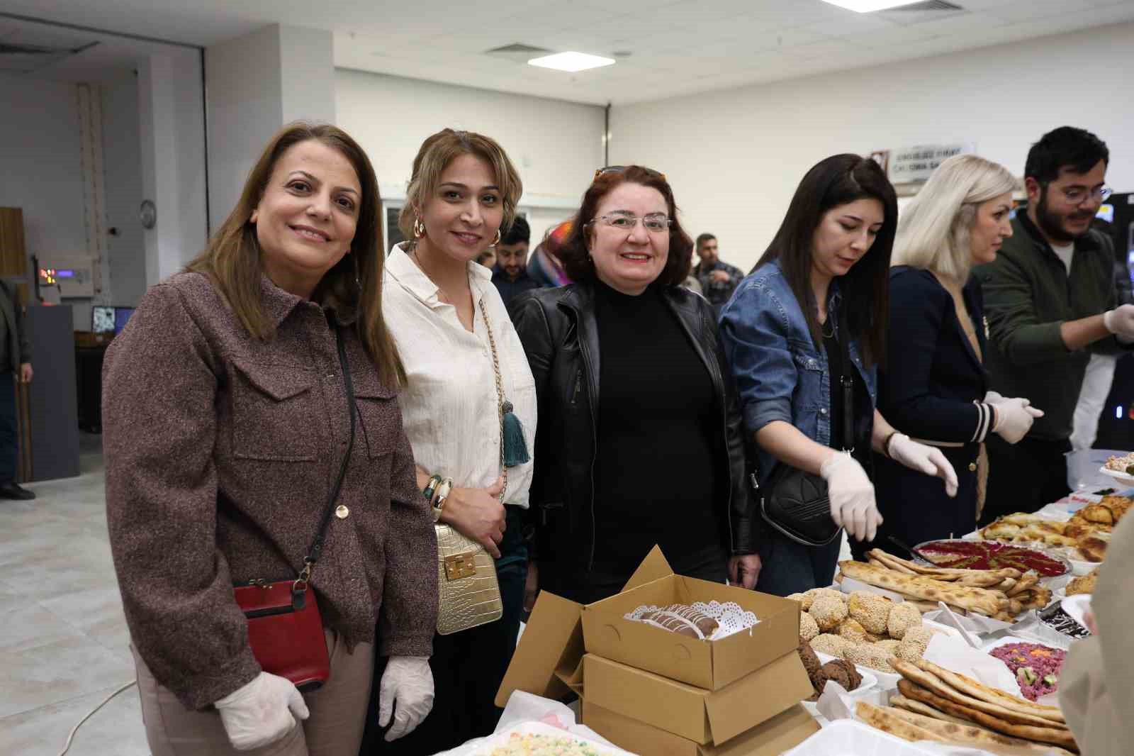 Fırat Üniversitesi’nde sınav öncesi öğrencilere 150 çeşit ev yemeği ikram edildi
Fırat Üniversitesi’nde sınav öncesi öğrencilere 150 çeşit ev yemeği ikram edildi