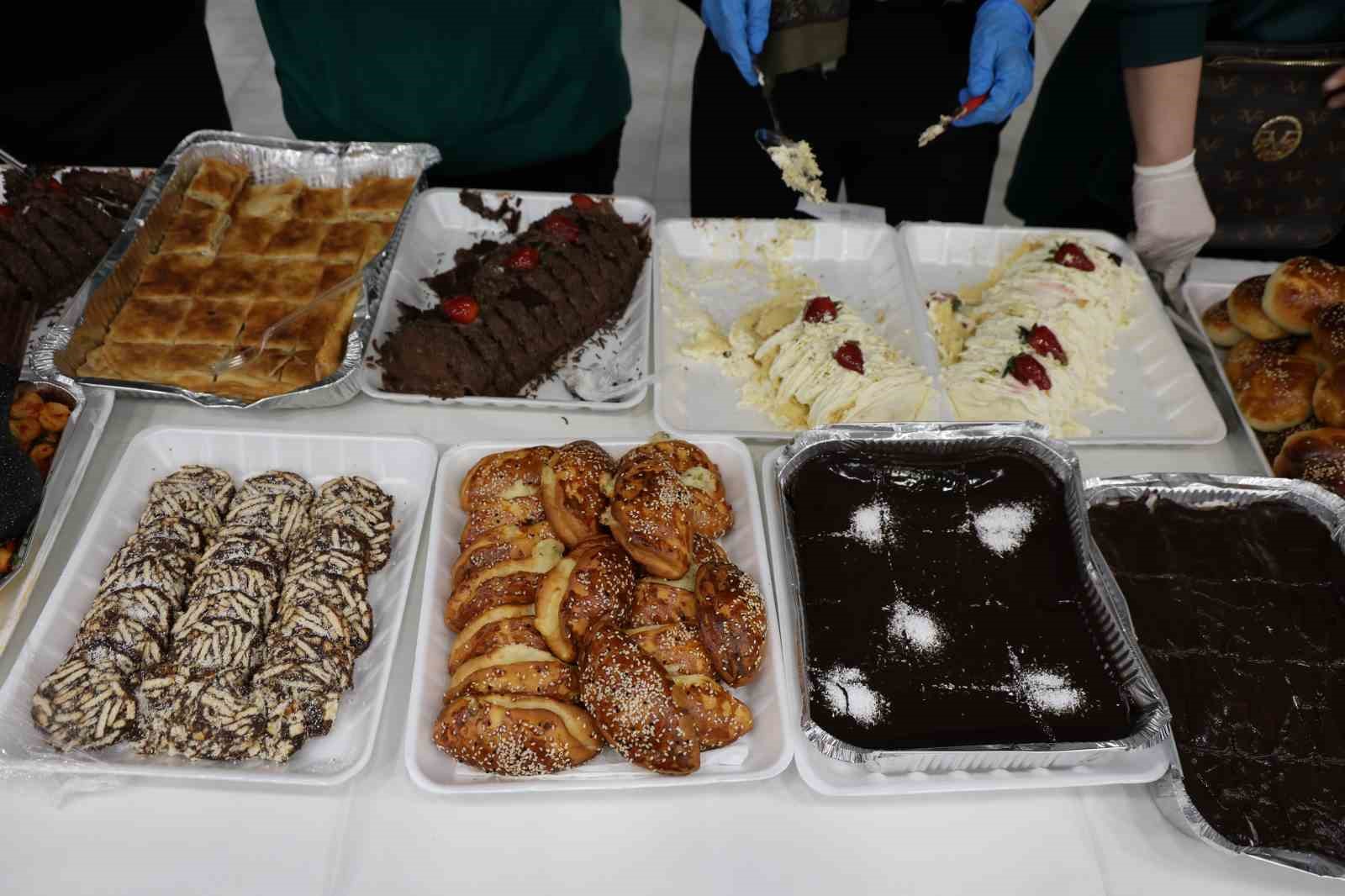 Fırat Üniversitesi’nde sınav öncesi öğrencilere 150 çeşit ev yemeği ikram edildi
Fırat Üniversitesi’nde sınav öncesi öğrencilere 150 çeşit ev yemeği ikram edildi