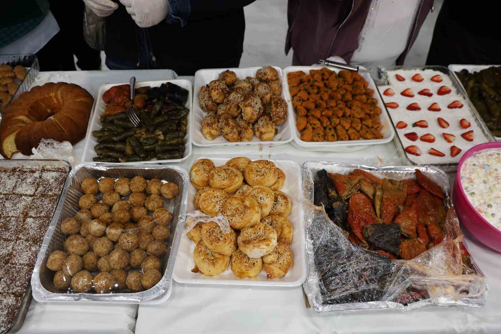Fırat Üniversitesi’nde sınav öncesi öğrencilere 150 çeşit ev yemeği ikram edildi
Fırat Üniversitesi’nde sınav öncesi öğrencilere 150 çeşit ev yemeği ikram edildi
