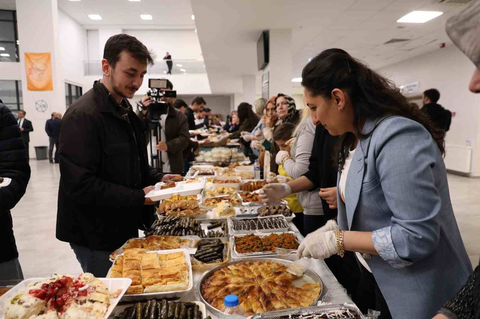 Fırat Üniversitesi’nde sınav öncesi öğrencilere 150 çeşit ev yemeği ikram edildi
Fırat Üniversitesi’nde sınav öncesi öğrencilere 150 çeşit ev yemeği ikram edildi