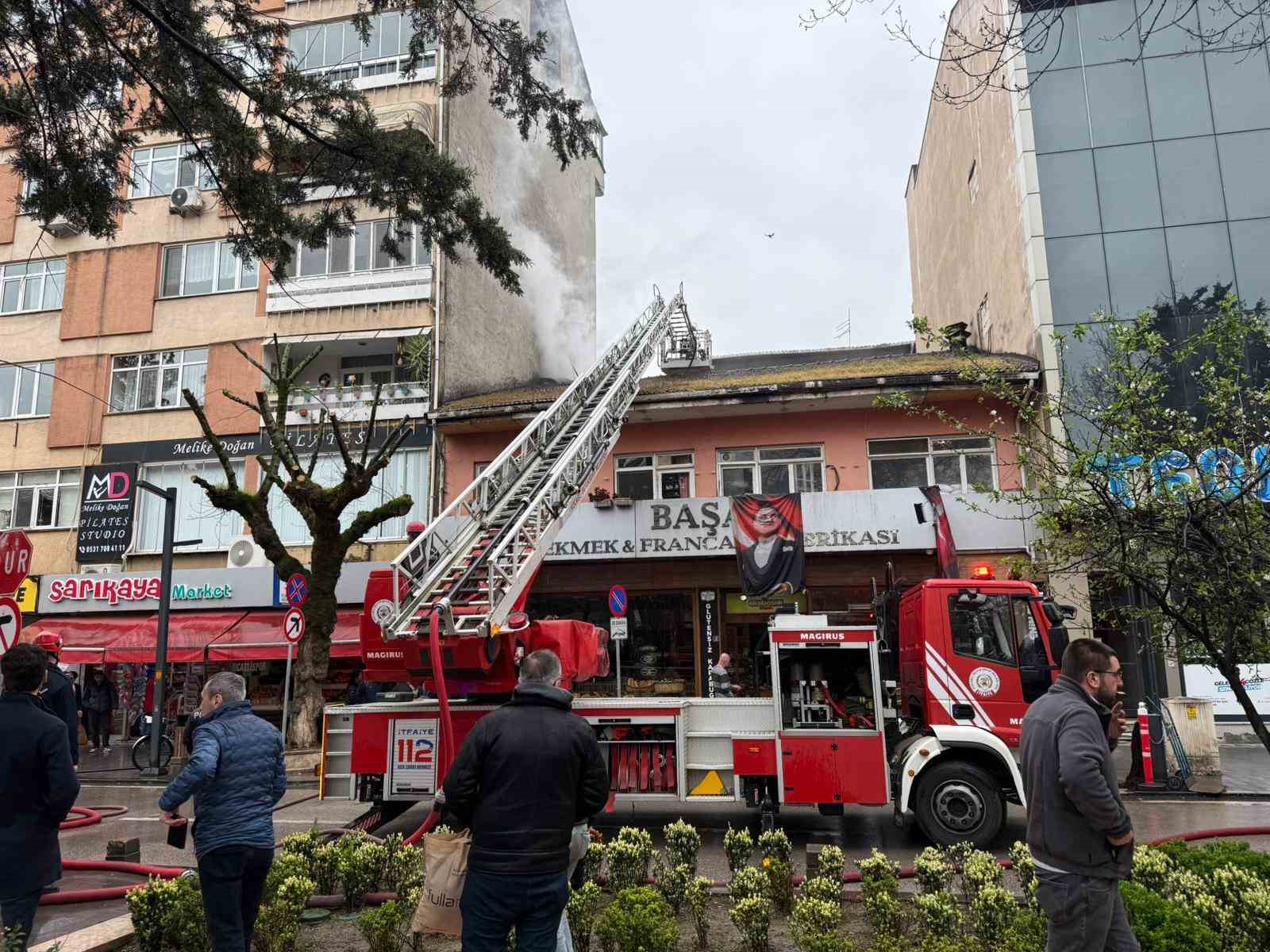 Fırının bacası tutuştu: 3 kişi dumandan etkilendi
