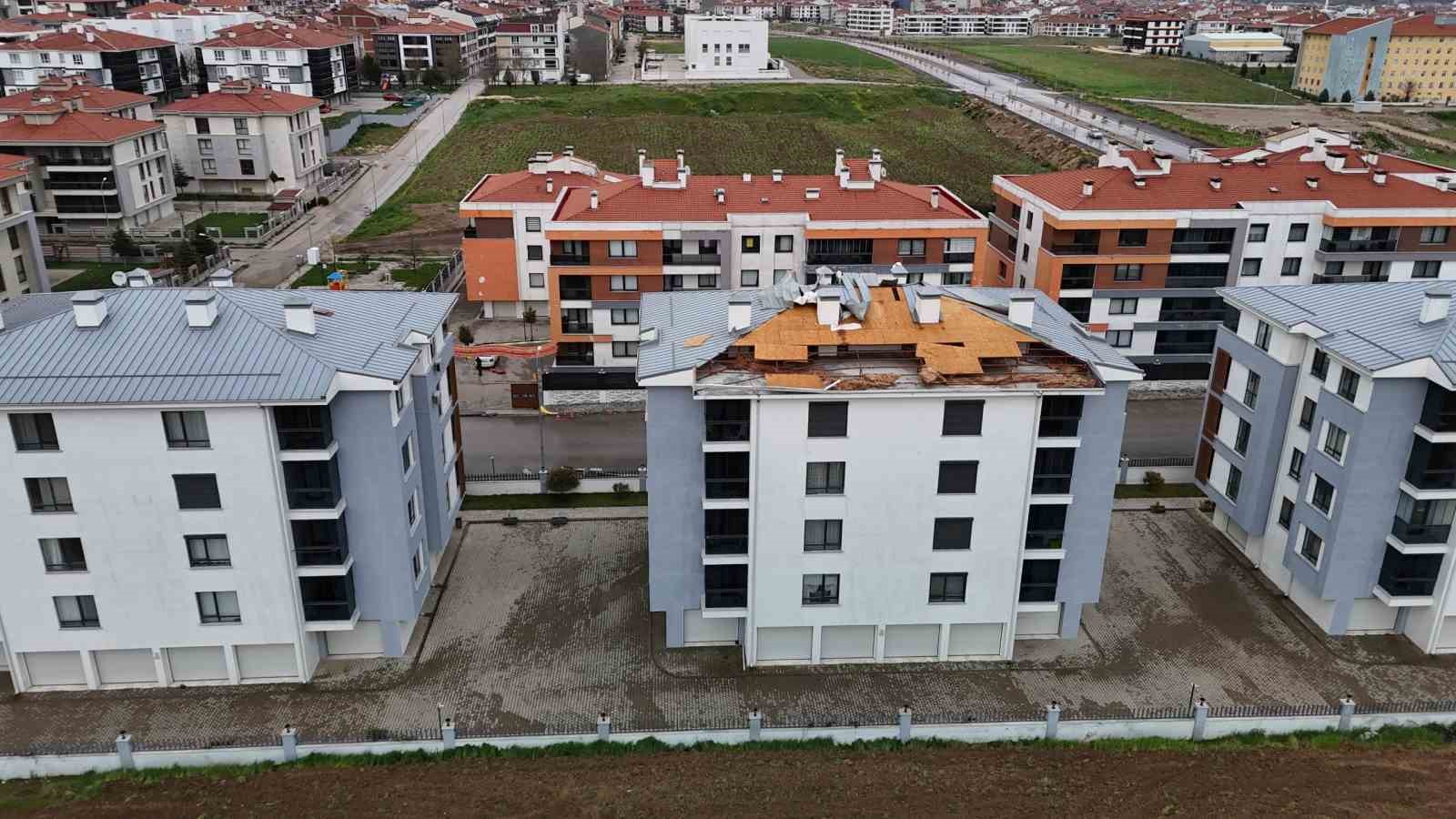 Fırtına binanın çatısını uçurdu, faciadan dönüldü
