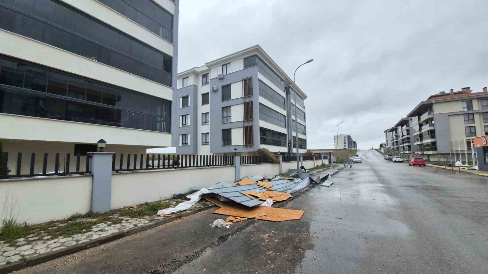 Fırtına binanın çatısını uçurdu, faciadan dönüldü
