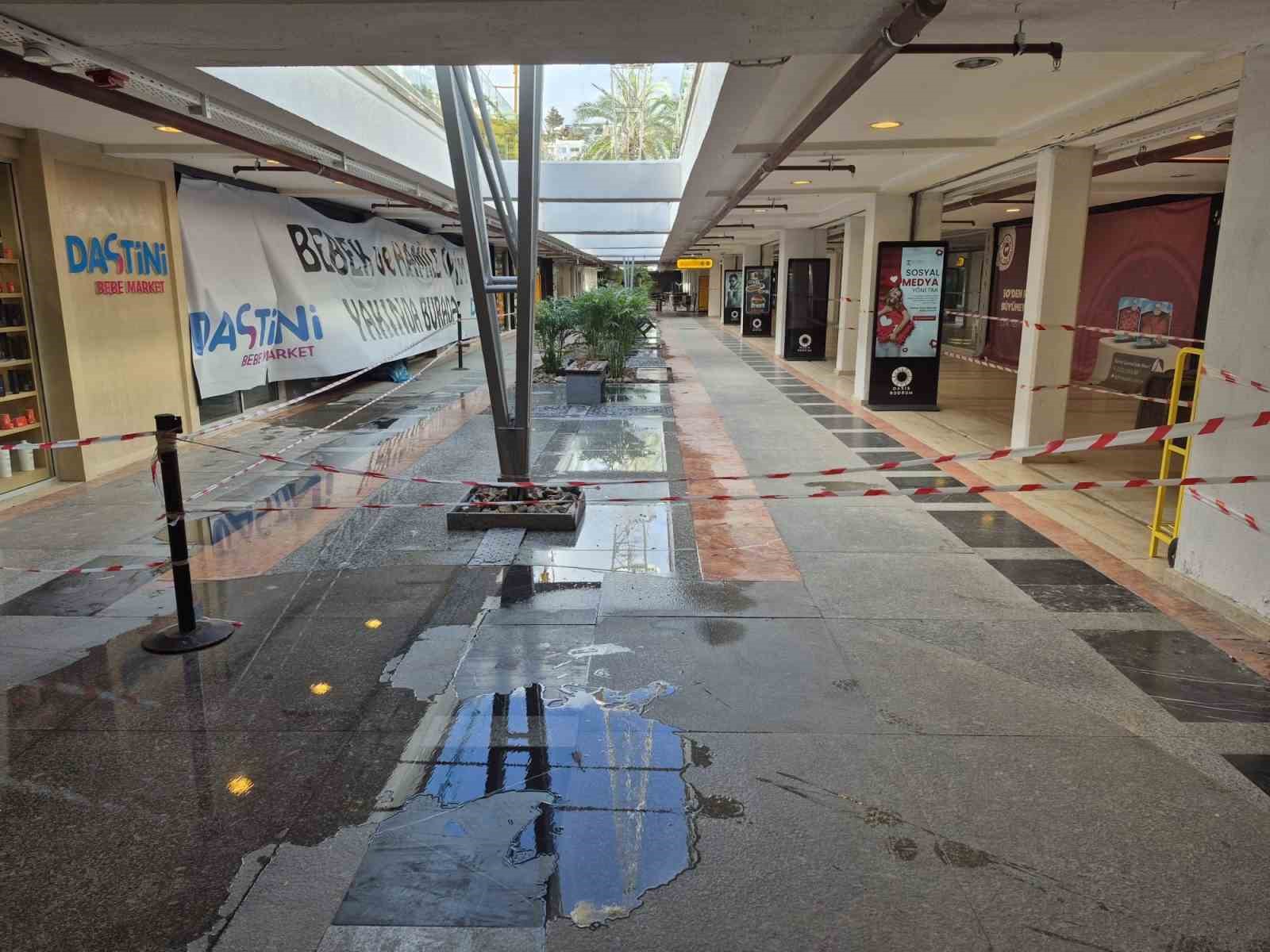 Fırtına, Bodrum’da alış veriş merkezini de vurdu
