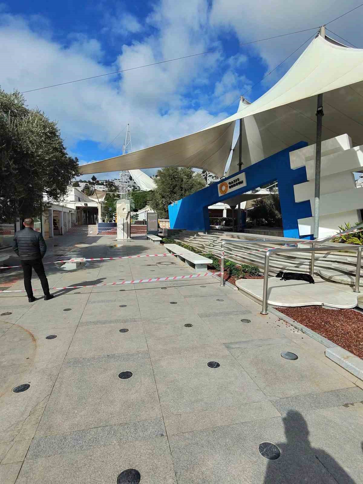 Fırtına, Bodrum’da alış veriş merkezini de vurdu
