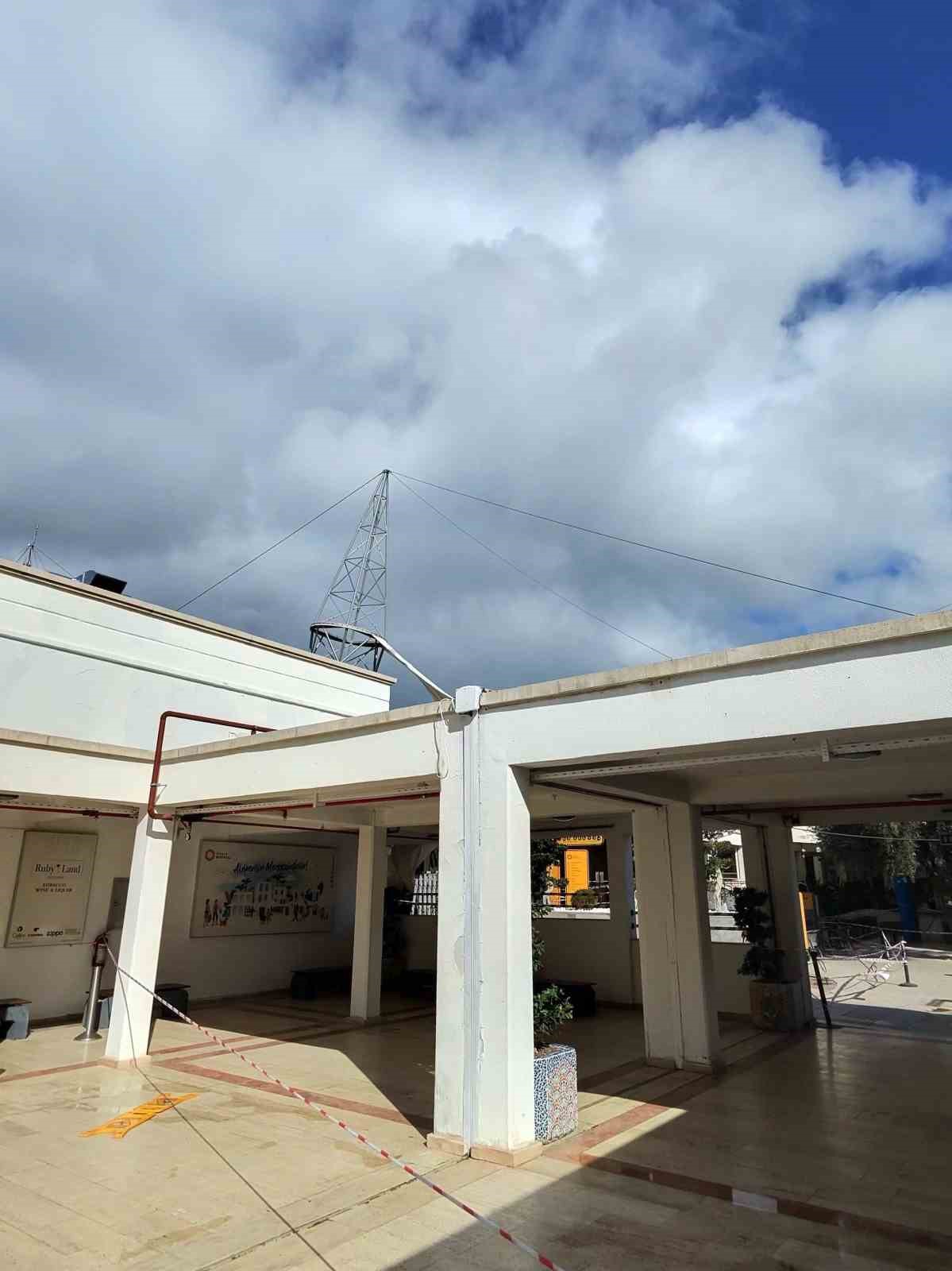 Fırtına, Bodrum’da alış veriş merkezini de vurdu
