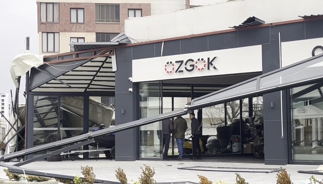 Fırtına çatıları uçurdu, karavanları devirdi
