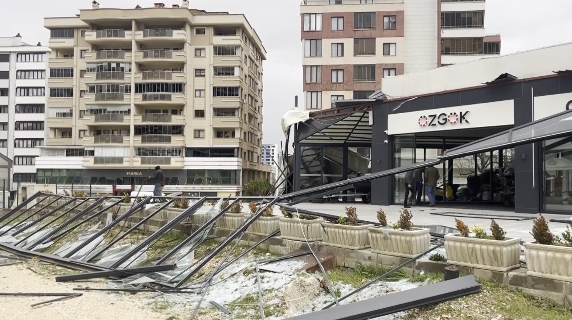 Fırtına çatıları uçurdu, karavanları devirdi
