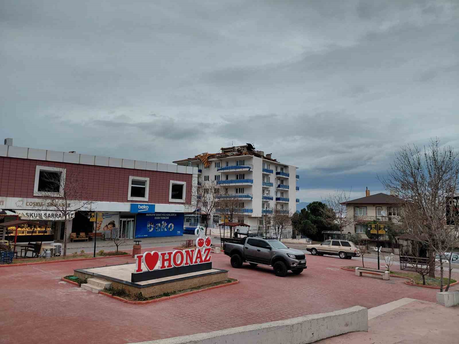 Fırtına ilçe emniyet amirliğinin çatısını uçurdu
