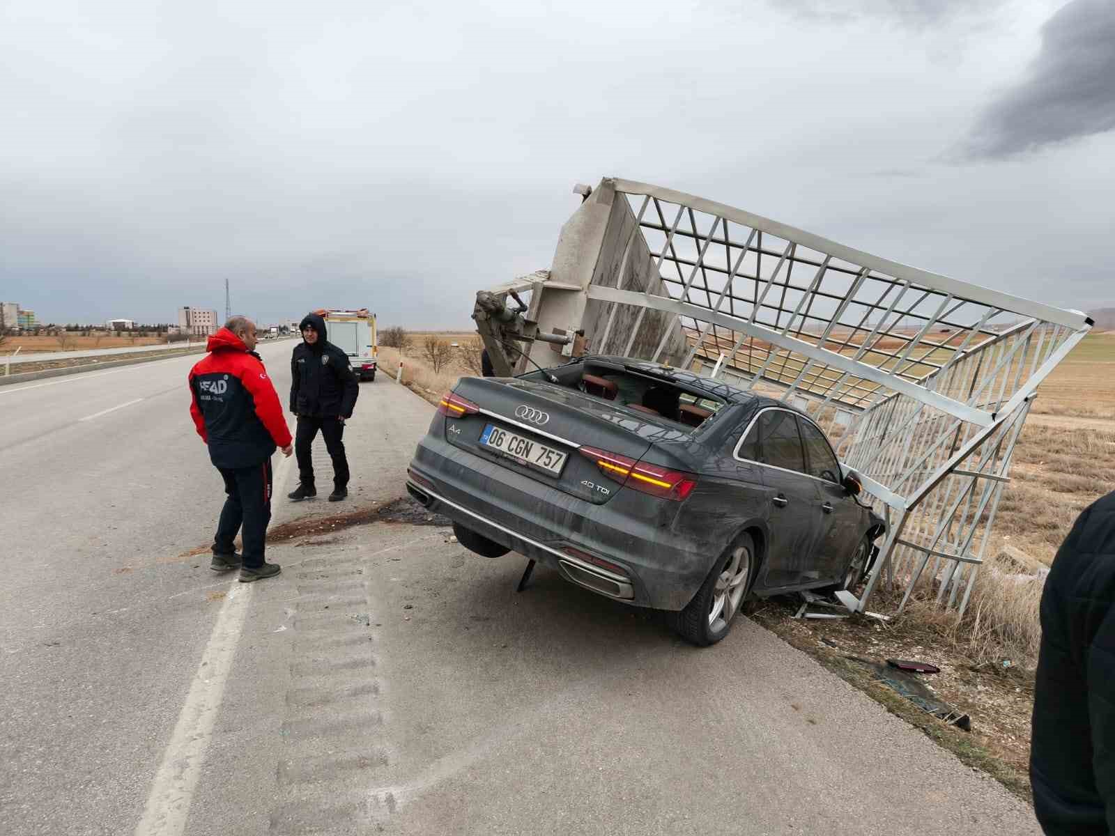 Fırtına kamyoneti devirip römorku karşı şeride fırlattı: O anlar kamerada
