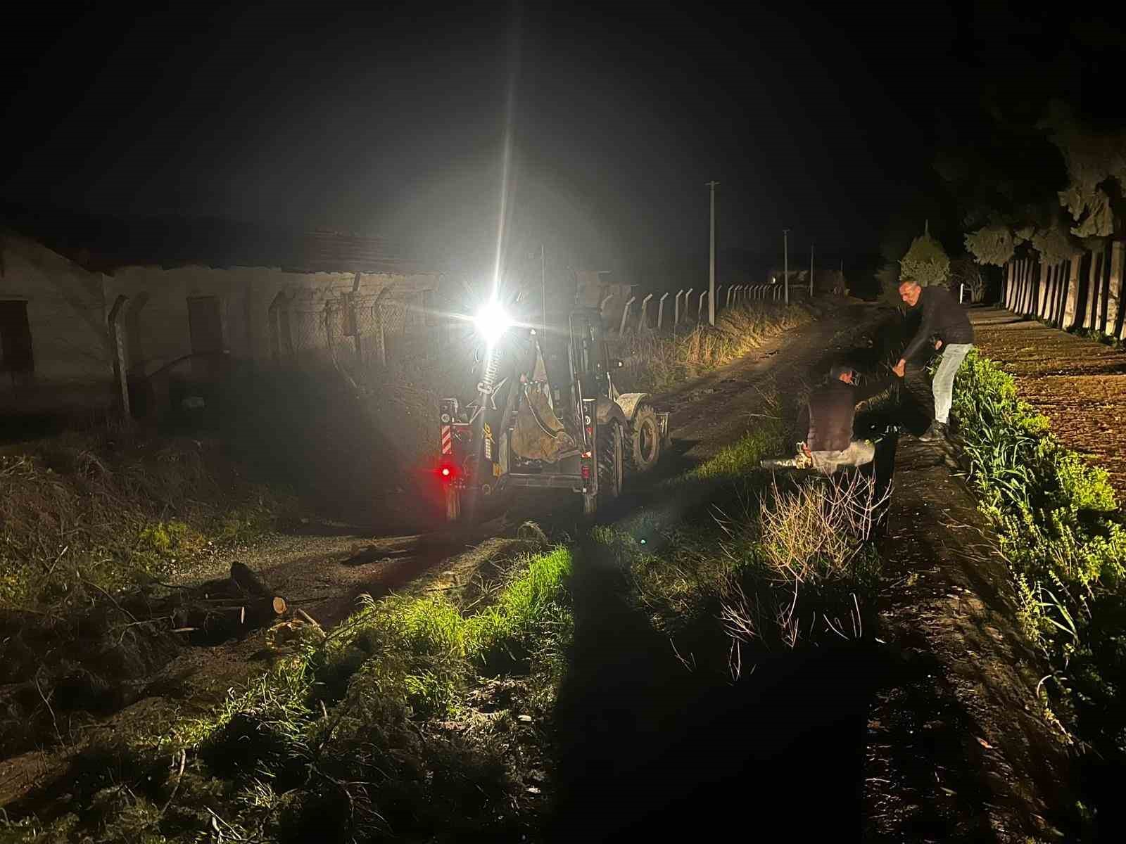 Fırtına mezarlıkta ağaçları devirdi, belediye ekipleri anında müdahale etti
