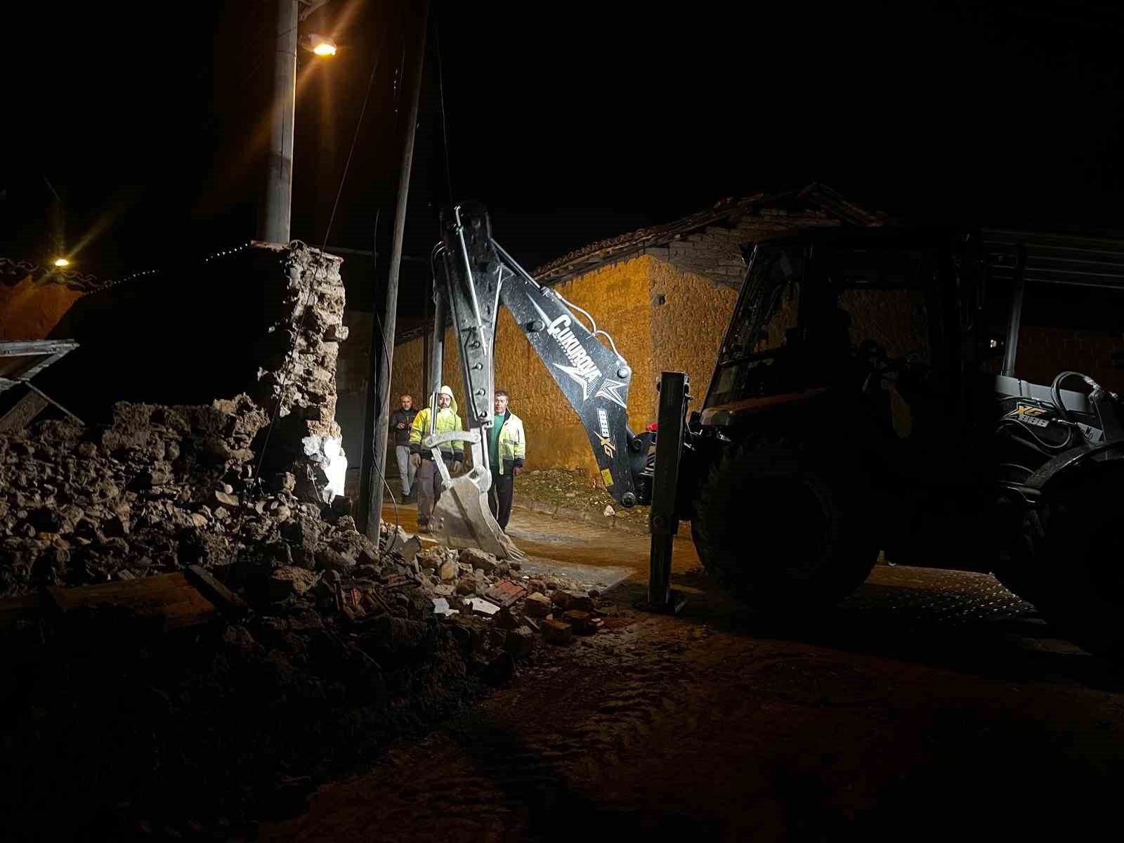 Fırtına mezarlıkta ağaçları devirdi, belediye ekipleri anında müdahale etti
