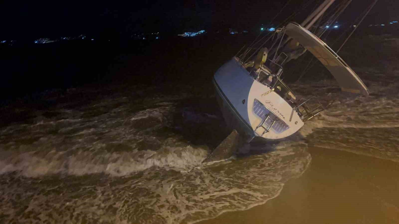 Fırtına milyonluk tekneyi karaya sürükledi
