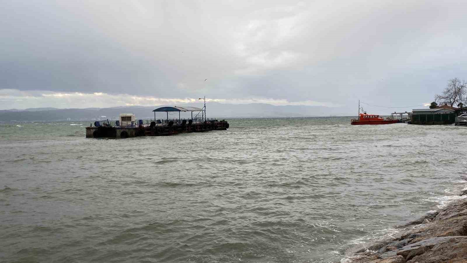 Fırtına sebebiyle Eskihisar-Topçular feribot seferleri durduruldu
Fırtına sebebiyle Eskihisar-Topçular feribot seferleri durduruldu