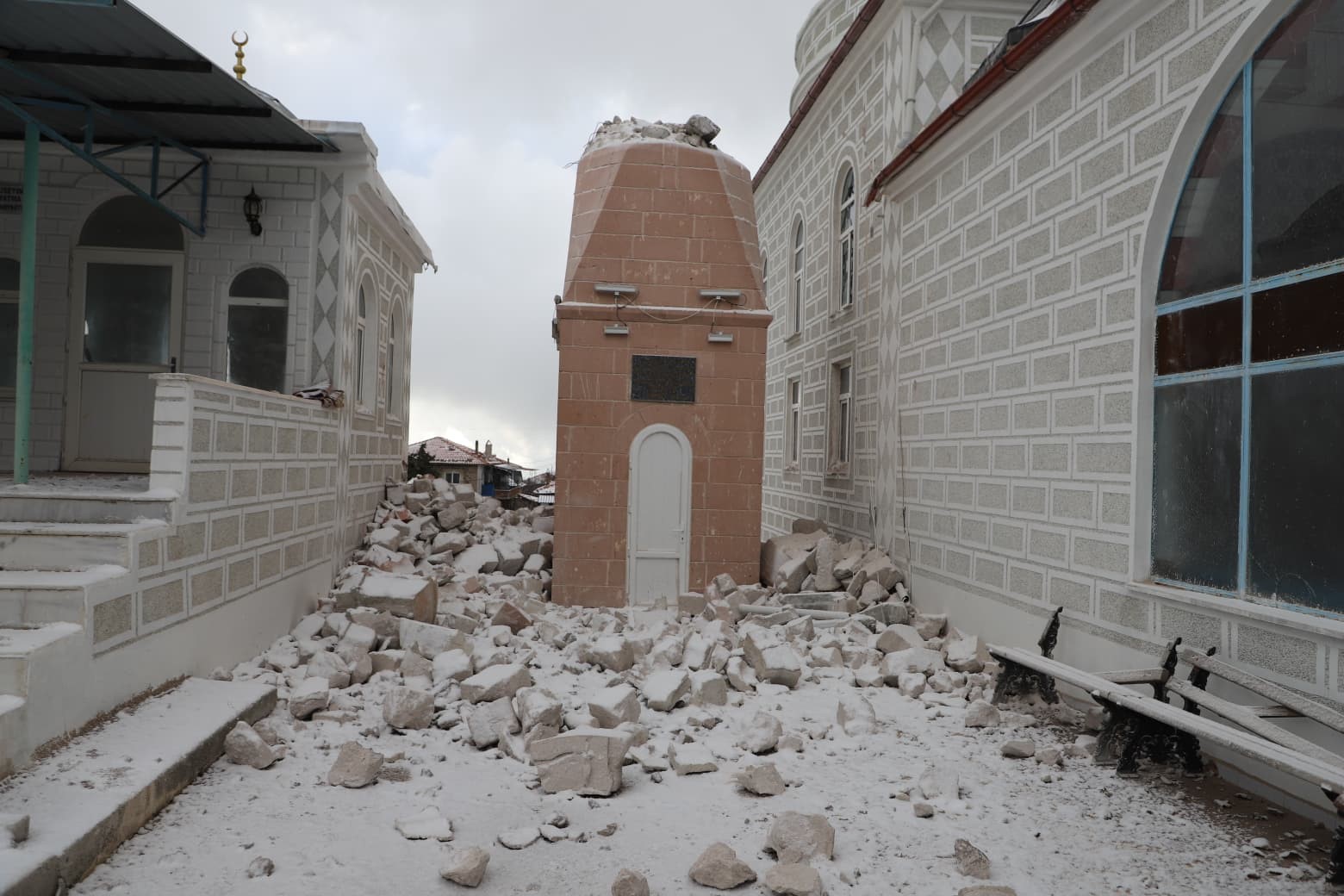 Fırtına Selendi’de yıkıma neden oldu
Fırtına Selendi’de yıkıma neden oldu