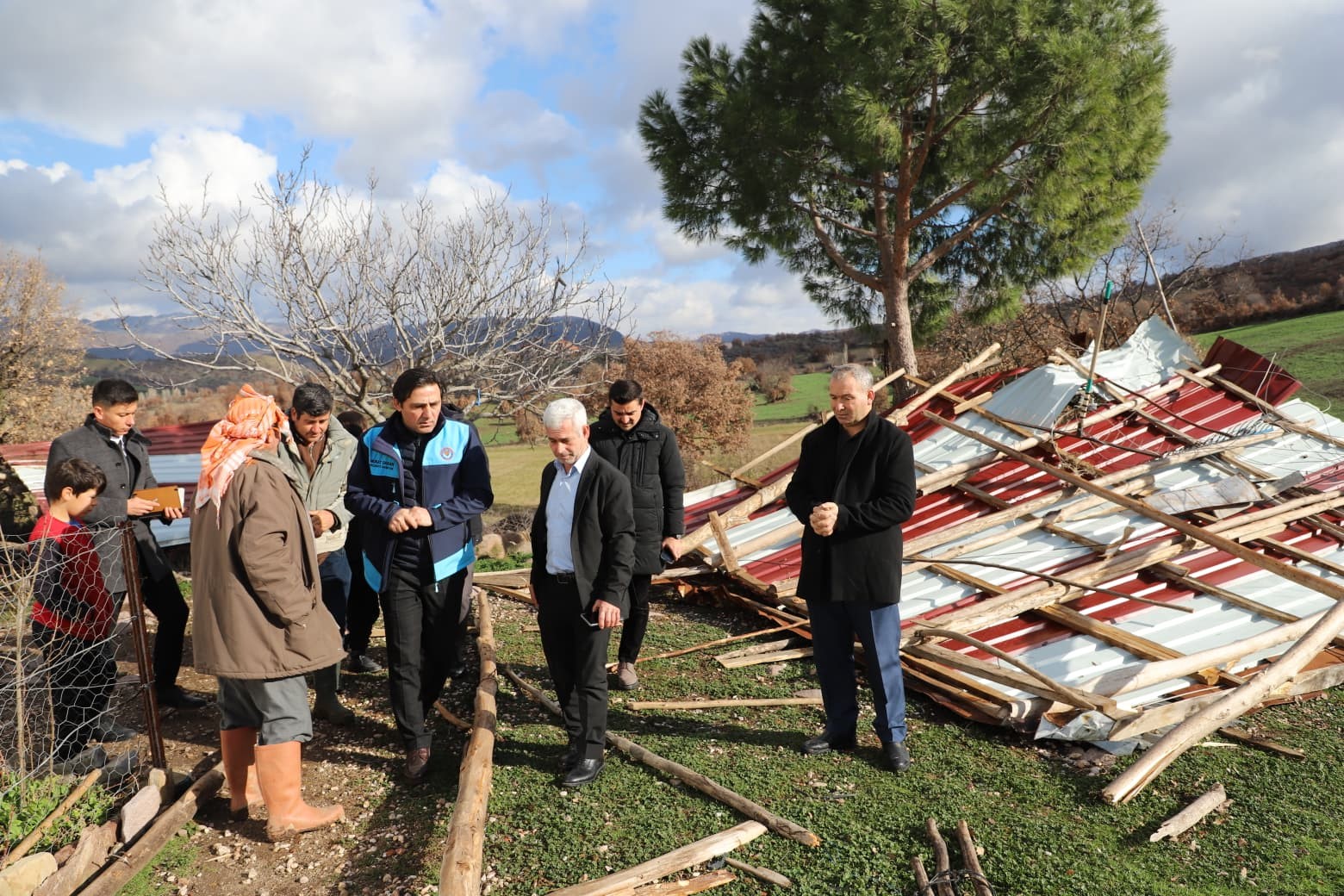 Fırtına Selendi’de yıkıma neden oldu
Fırtına Selendi’de yıkıma neden oldu