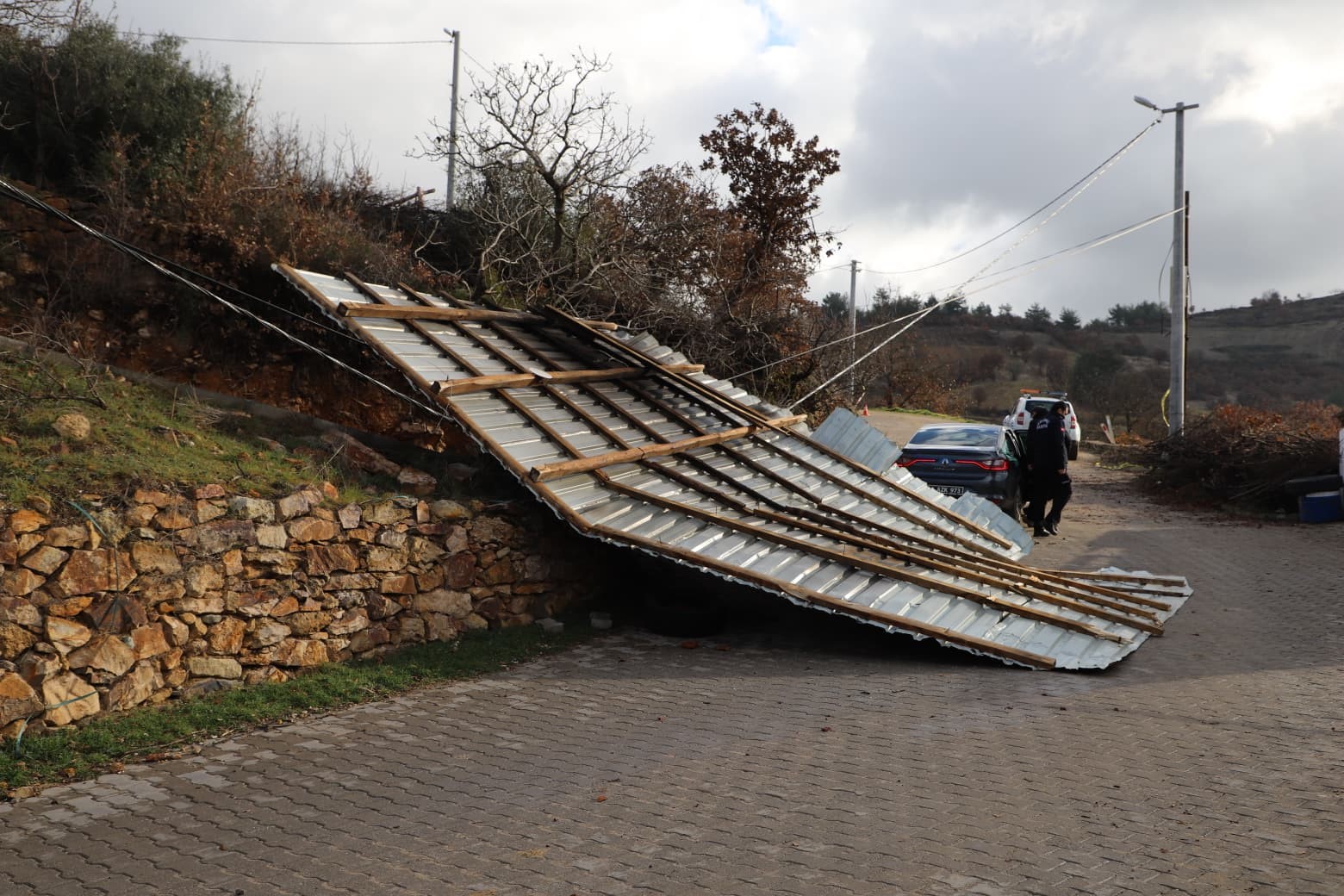 Fırtına Selendi’de yıkıma neden oldu
Fırtına Selendi’de yıkıma neden oldu