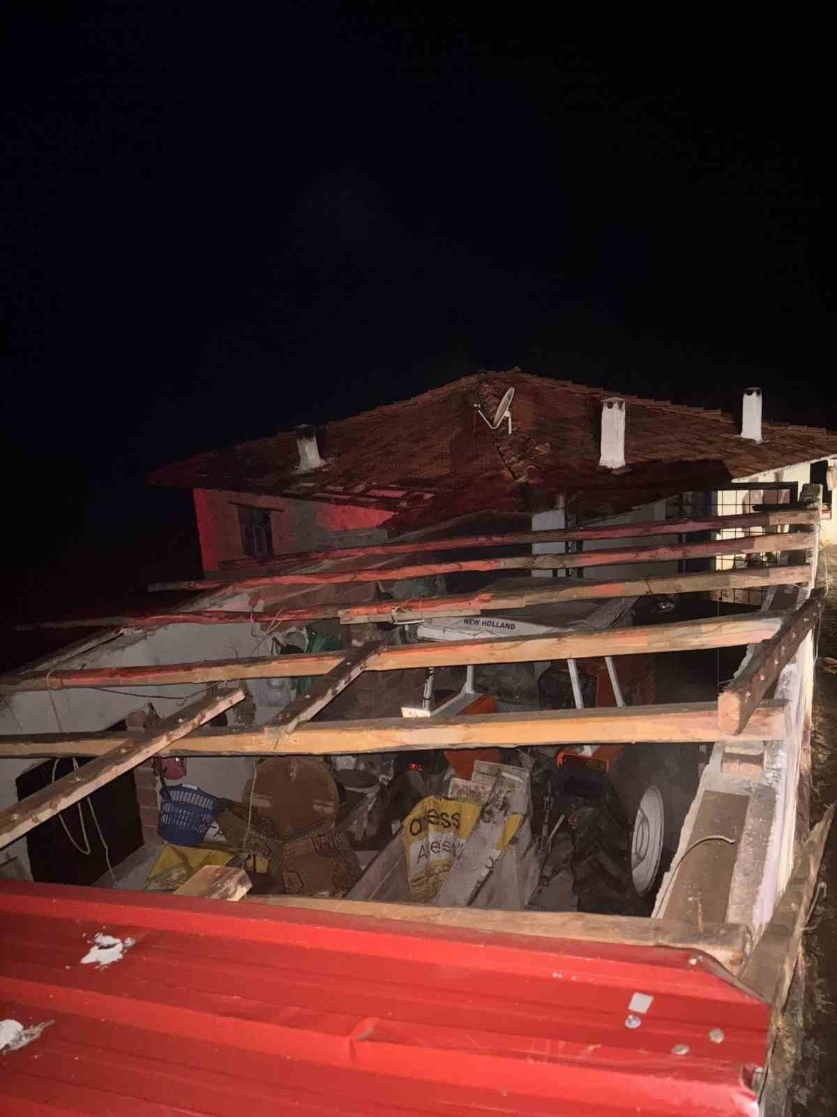 Fırtına Selendi’de yıkıma neden oldu
Fırtına Selendi’de yıkıma neden oldu