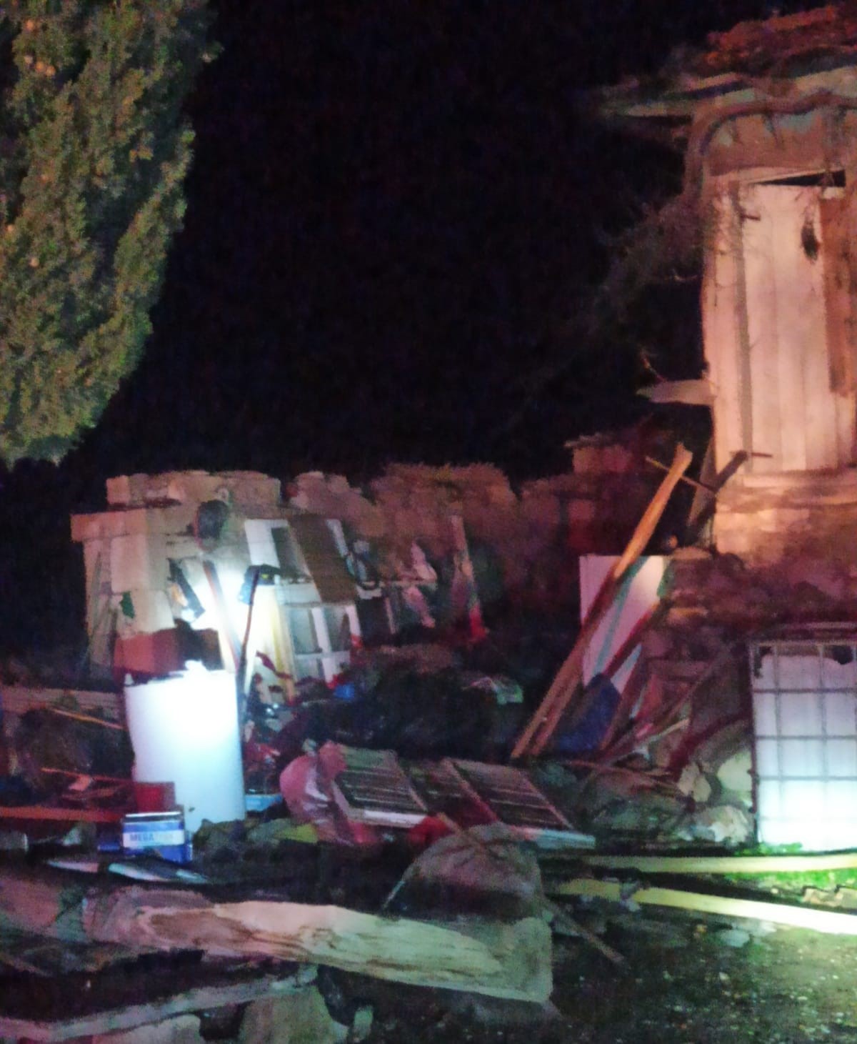 Fırtına Selendi’de yıkıma neden oldu
Fırtına Selendi’de yıkıma neden oldu