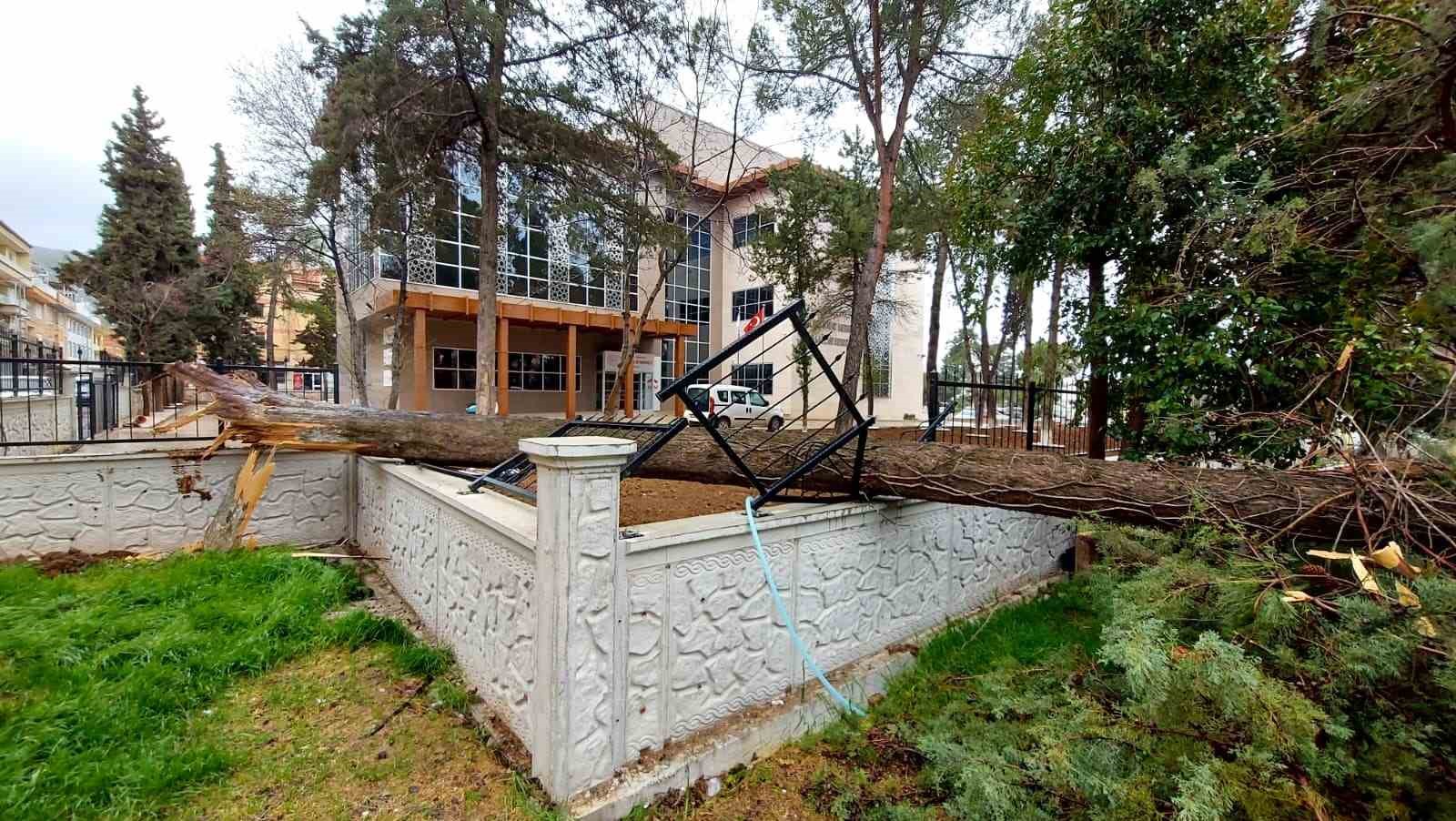 Fırtına Tavas’ta hayatı felç etti
