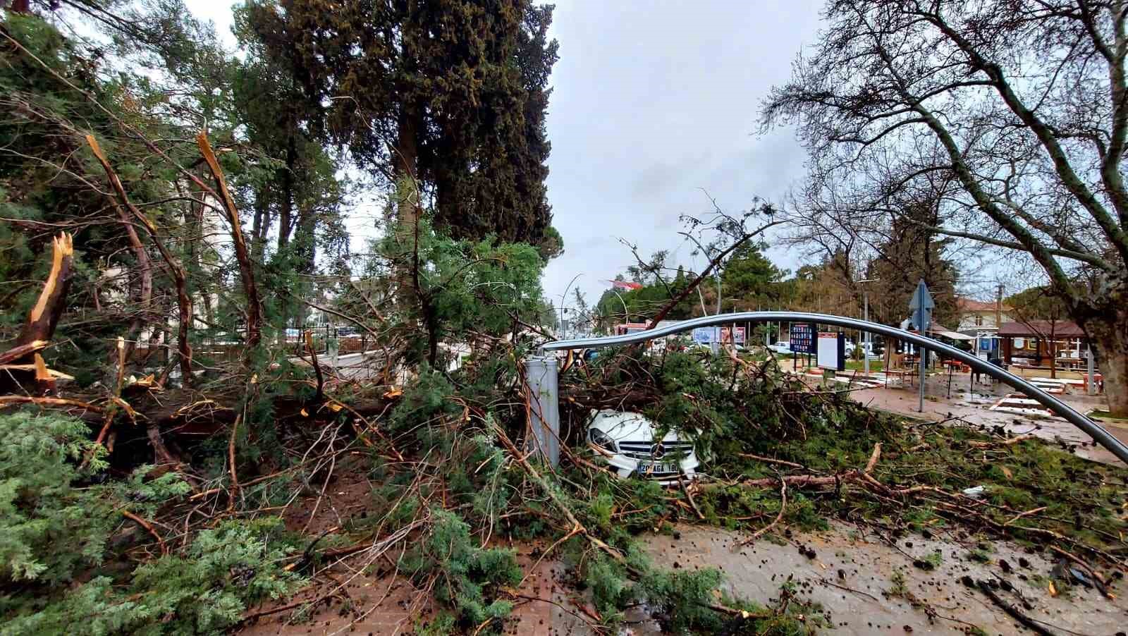 Fırtına Tavas’ta hayatı felç etti
