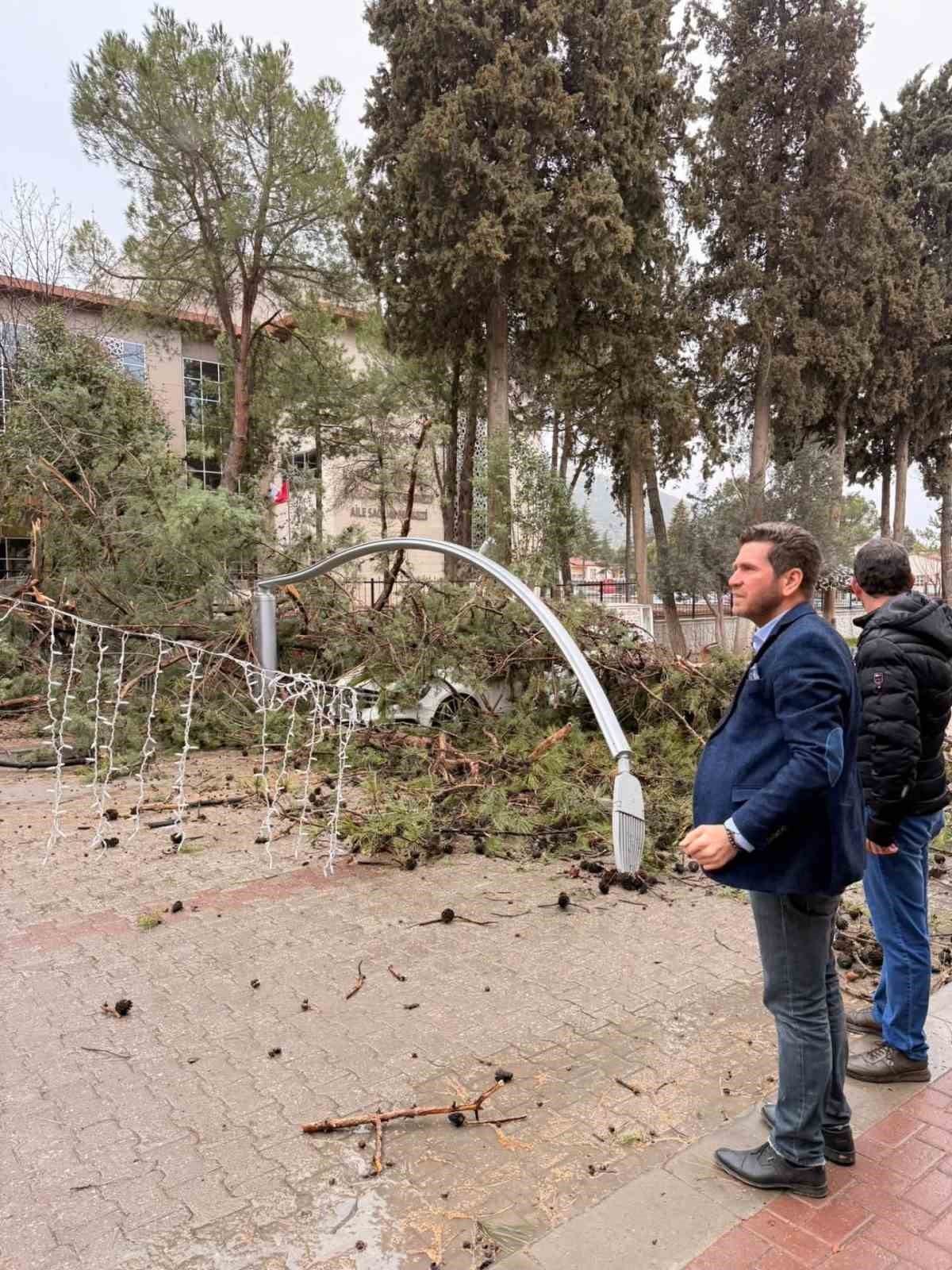 Fırtına Tavas’ta hayatı felç etti
