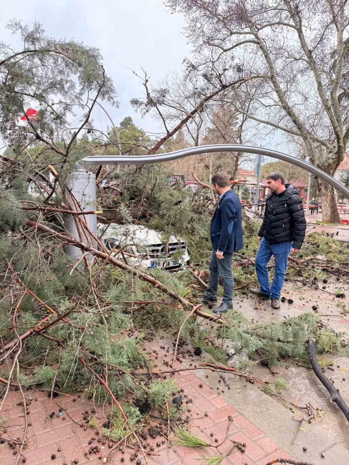 Fırtına Tavas’ta hayatı felç etti
